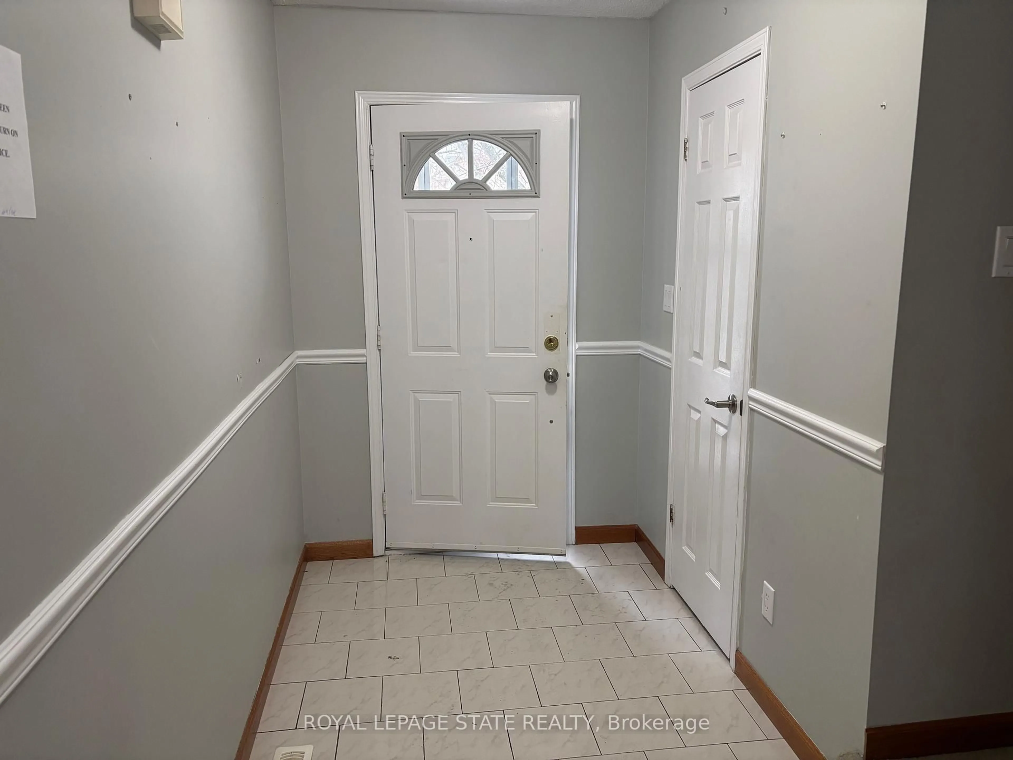 Indoor entryway for 1 Royalwood Crt #55, Hamilton Ontario L8E 4Y2