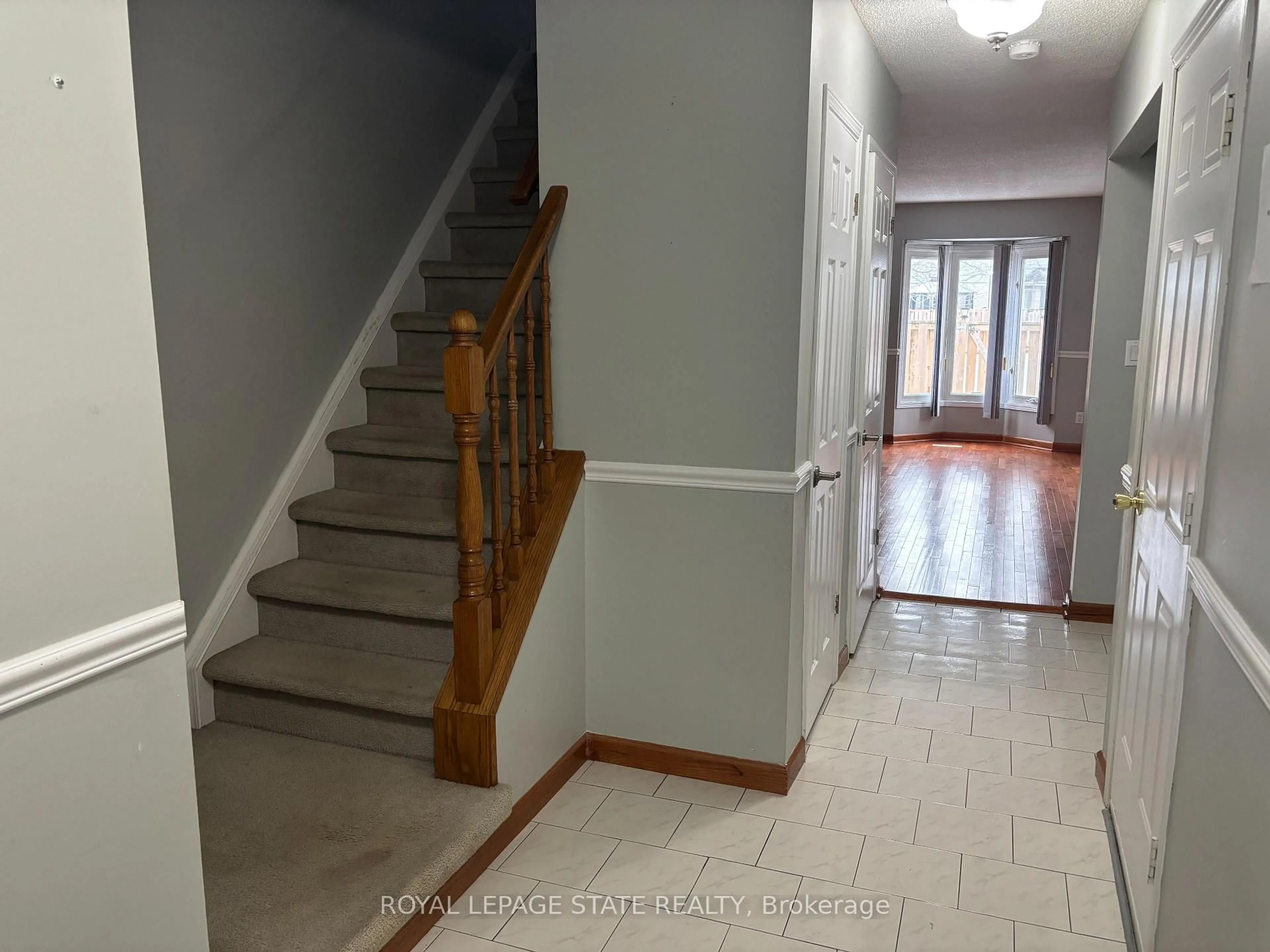 Indoor foyer for 1 Royalwood Crt #55, Hamilton Ontario L8E 4Y2