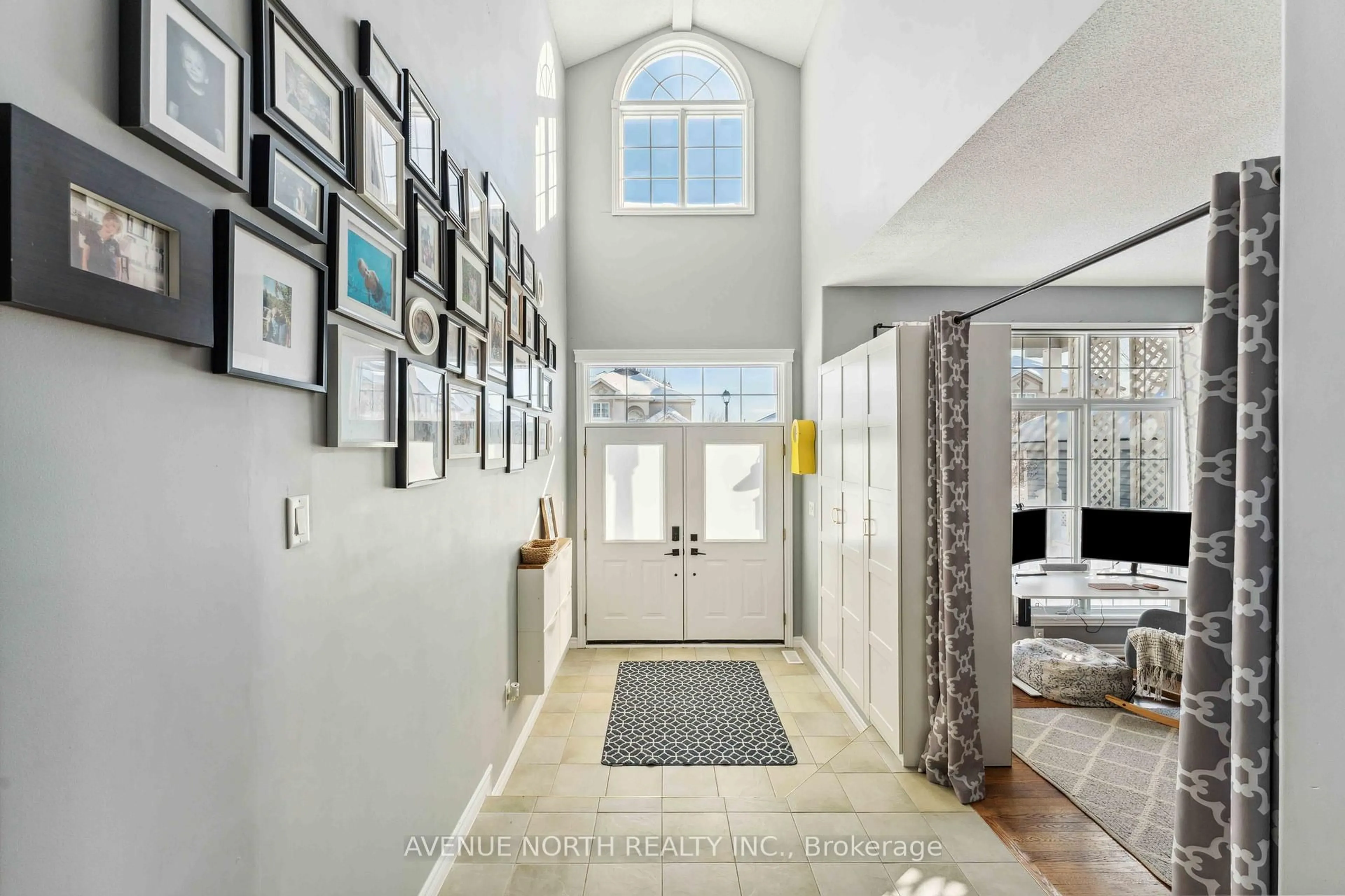 Indoor entryway for 4 Bracewood Way, Ottawa Ontario K2J 4Y3