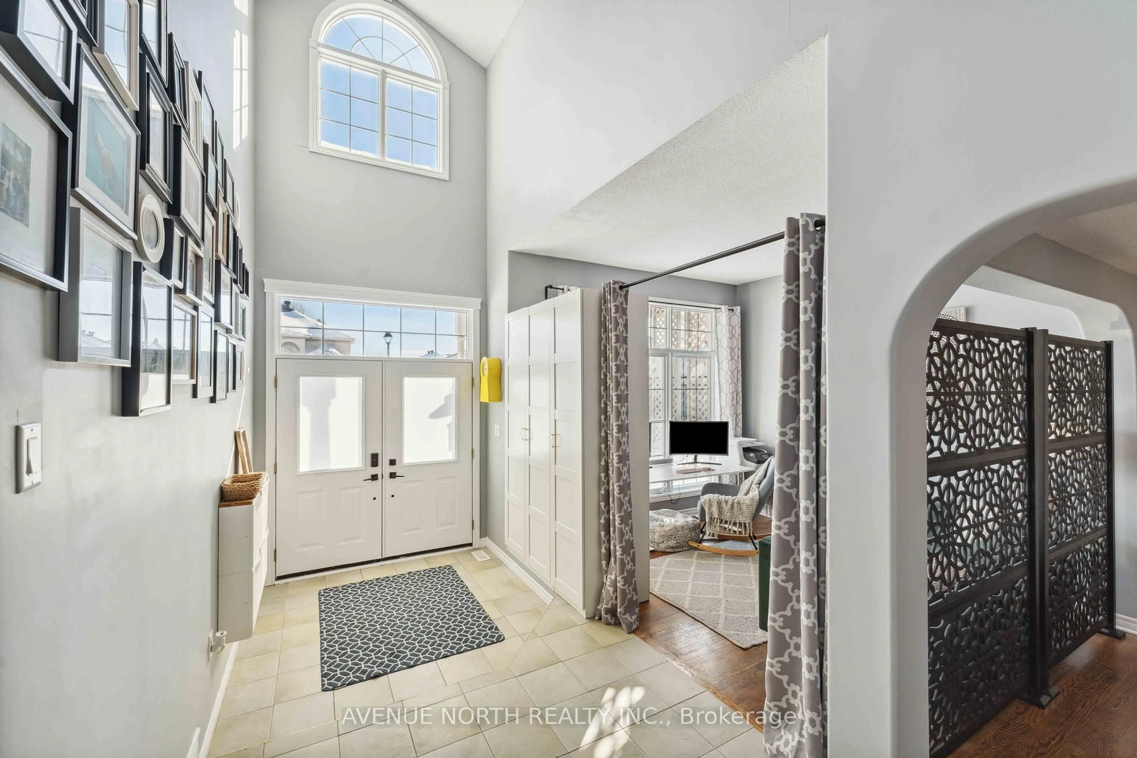 Indoor entryway for 4 Bracewood Way, Ottawa Ontario K2J 4Y3