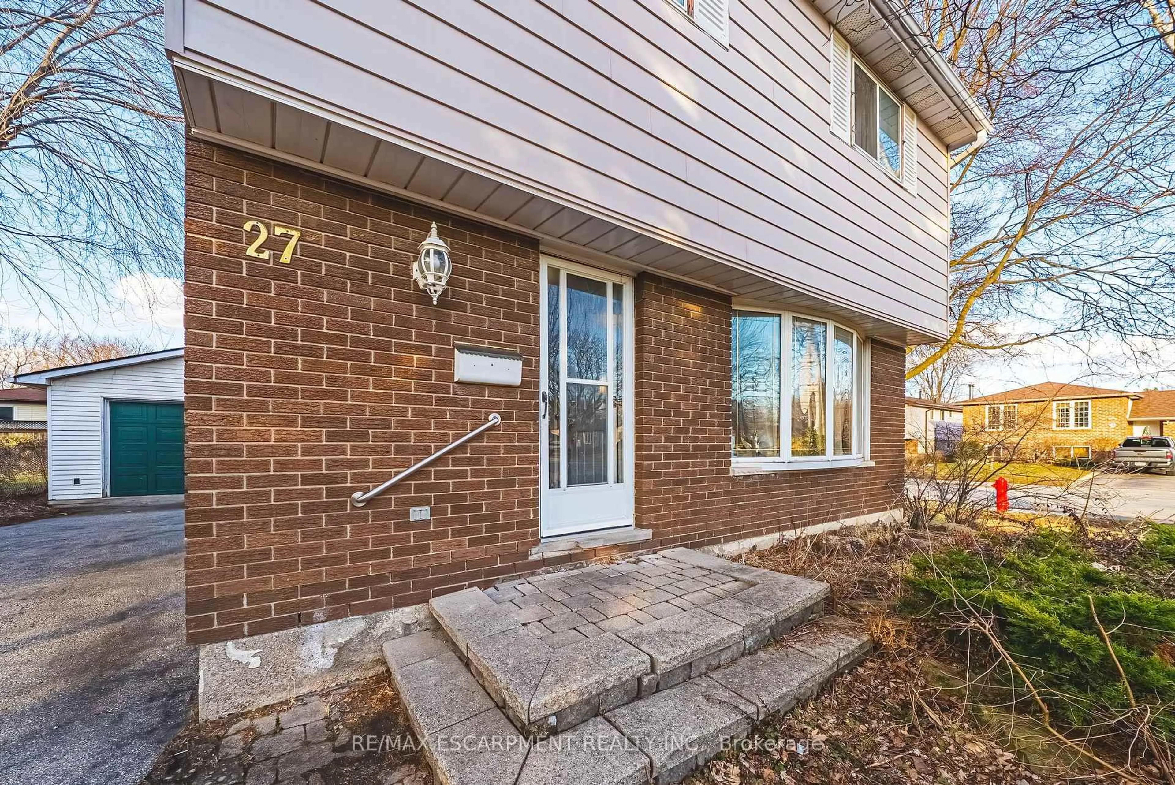 Home with brick exterior material, street for 27 Glenview Crt, Hamilton Ontario L9C 6H7