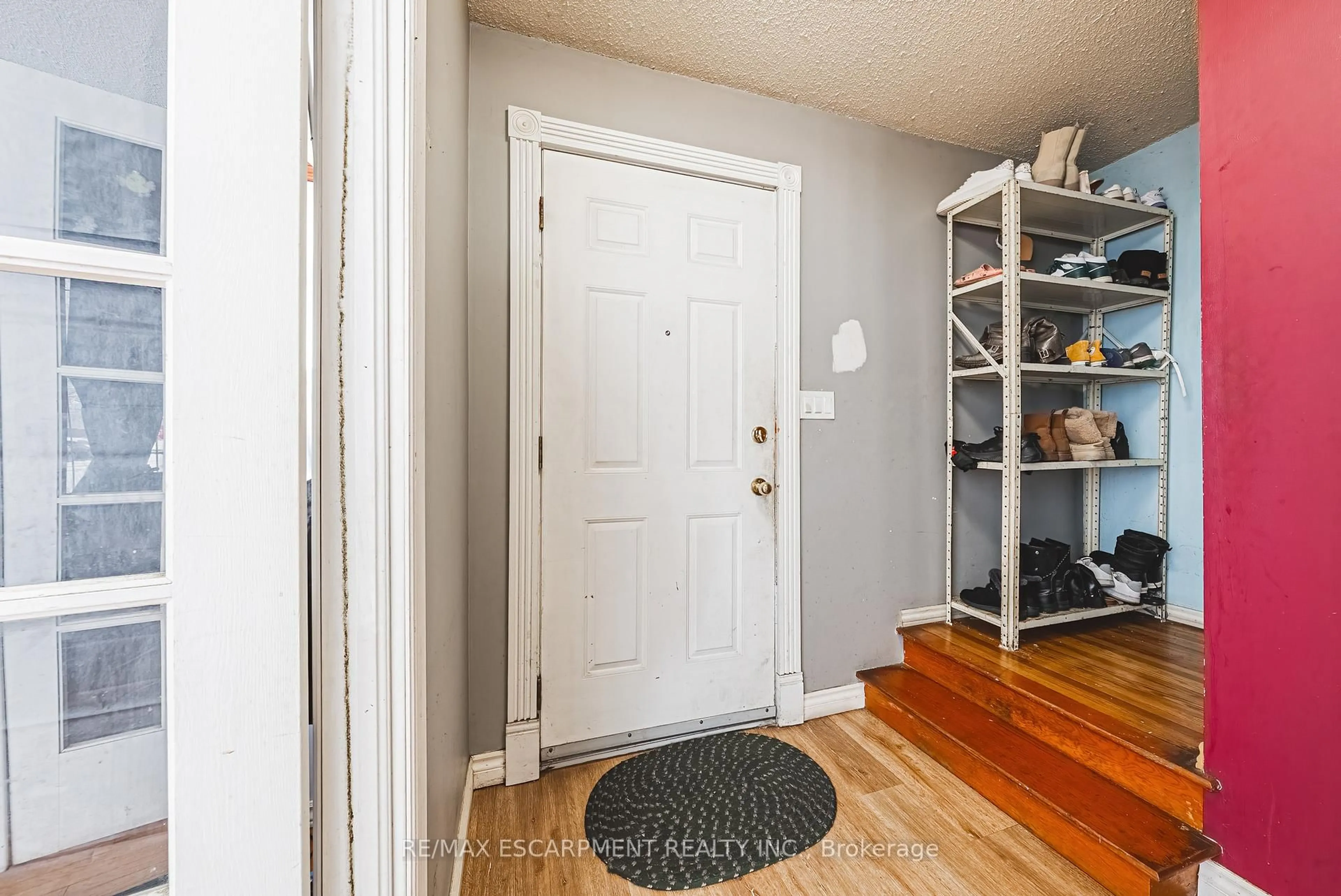 Indoor entryway for 27 Glenview Crt, Hamilton Ontario L9C 6H7