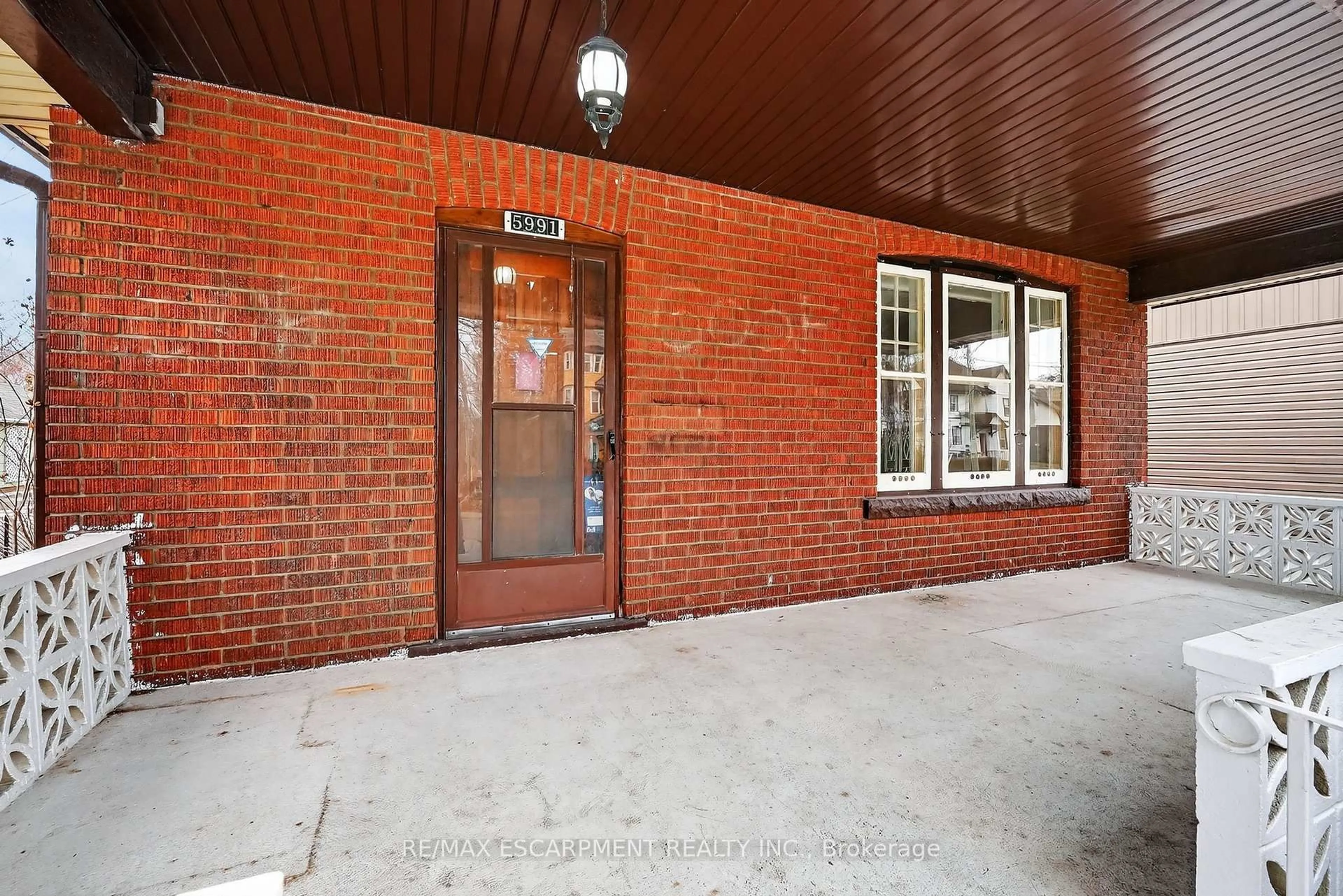 Indoor foyer for 5991 Culp St, Niagara Falls Ontario L2G 2B6