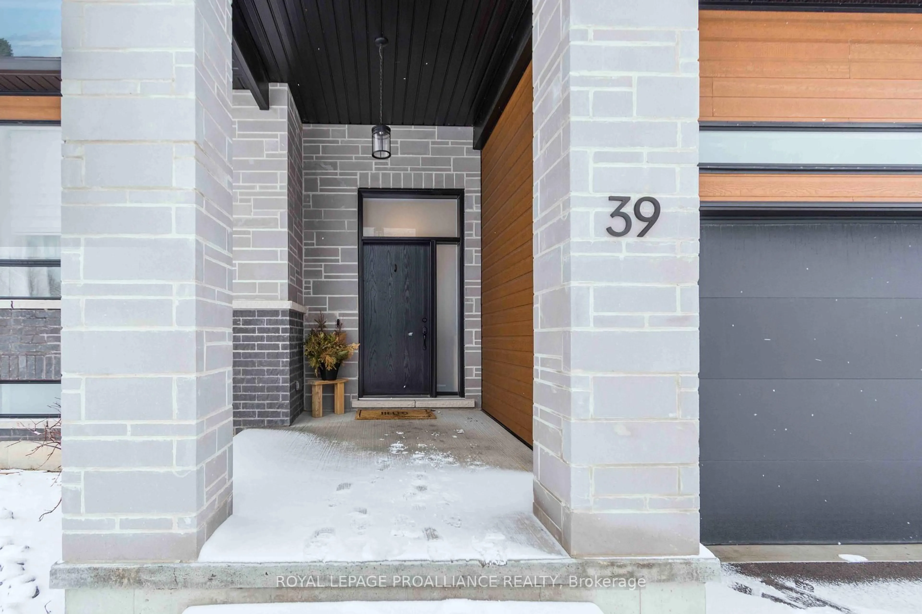 Indoor entryway for 39 Schmidt Way, Quinte West Ontario K8V 0L5