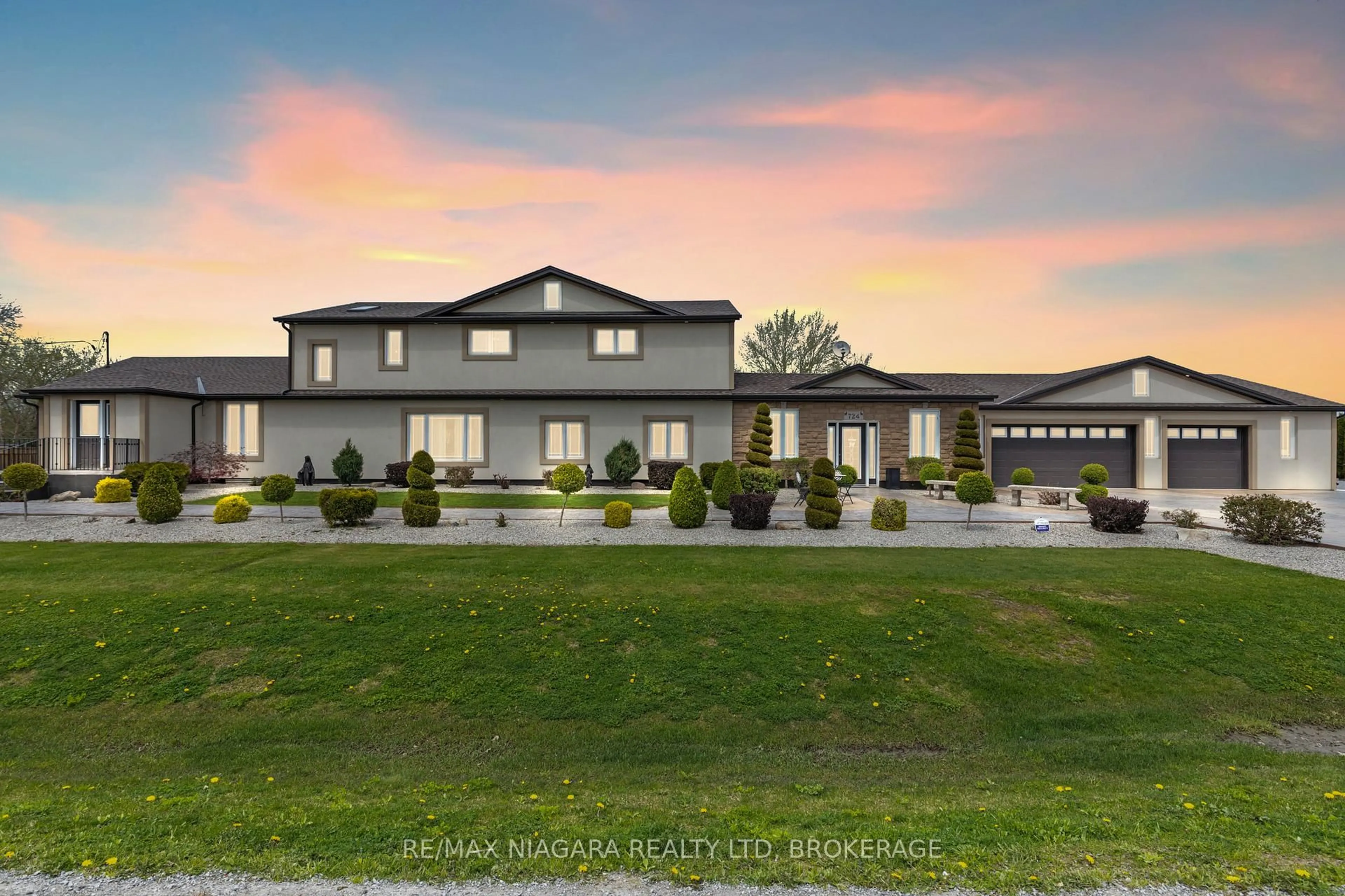 A pic from outside/outdoor area/front of a property/back of a property/a pic from drone, unknown for 724 Line 3 Rd, Niagara-on-the-Lake Ontario L0S 1J0