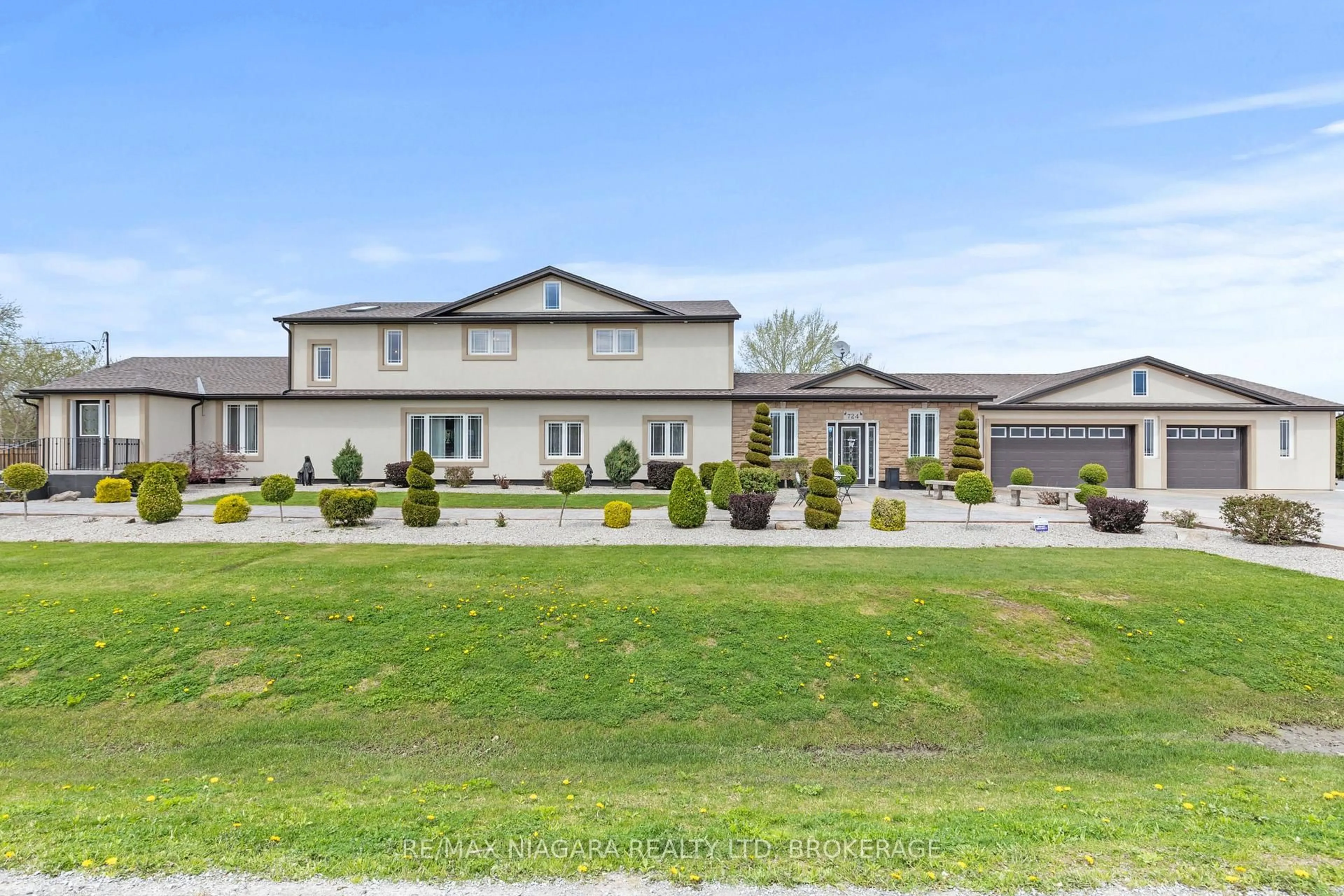 A pic from outside/outdoor area/front of a property/back of a property/a pic from drone, unknown for 724 Line 3 Rd, Niagara-on-the-Lake Ontario L0S 1J0