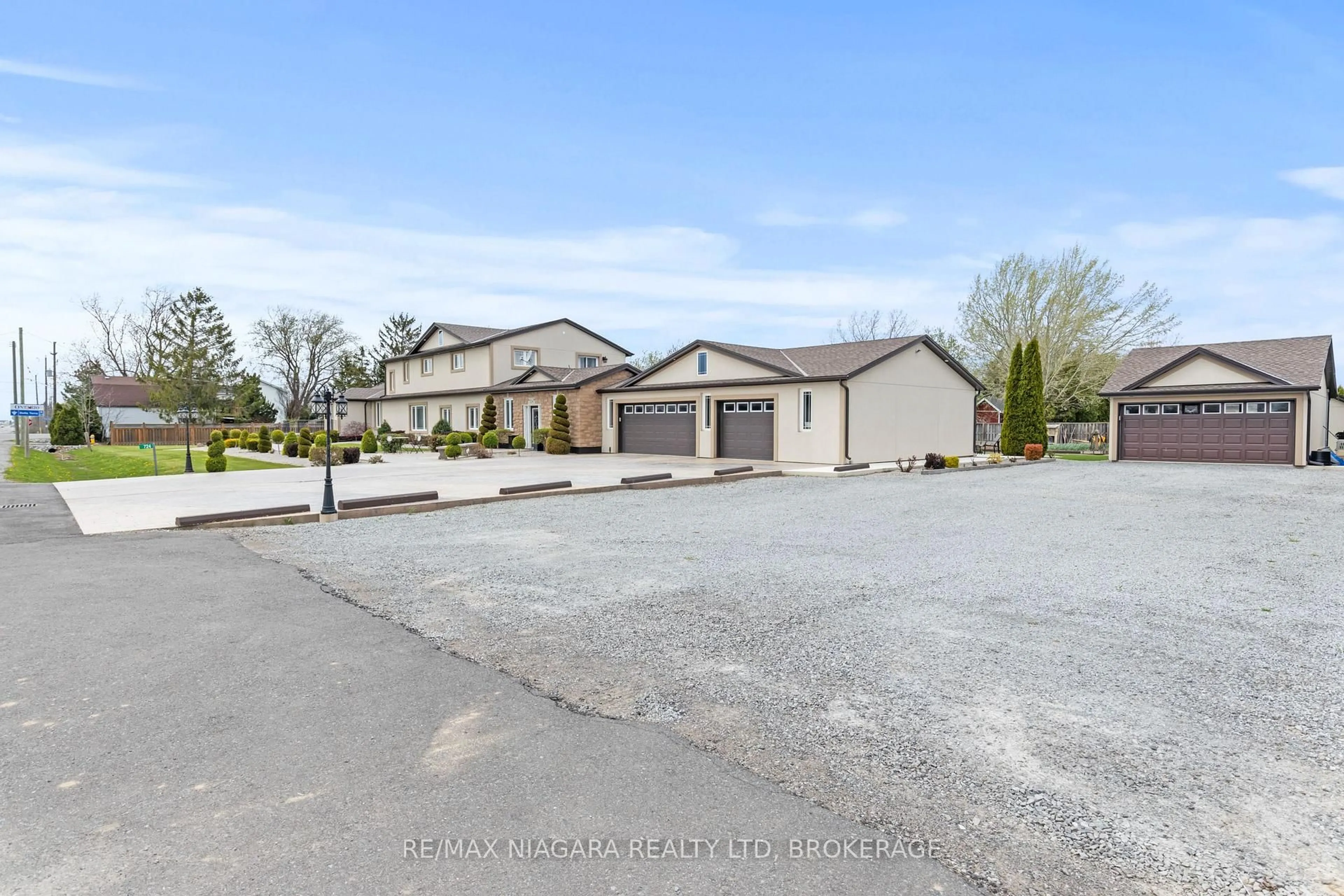 A pic from outside/outdoor area/front of a property/back of a property/a pic from drone, street for 724 Line 3 Rd, Niagara-on-the-Lake Ontario L0S 1J0