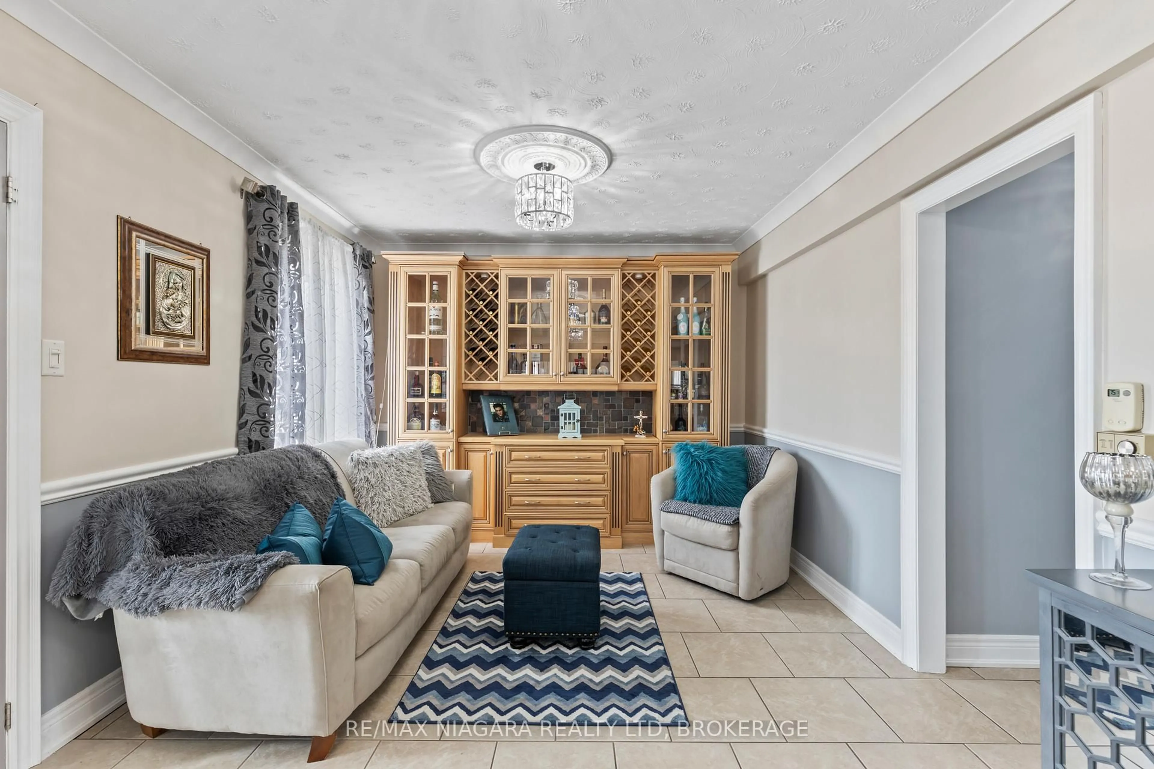 Living room with furniture, unknown for 724 Line 3 Rd, Niagara-on-the-Lake Ontario L0S 1J0