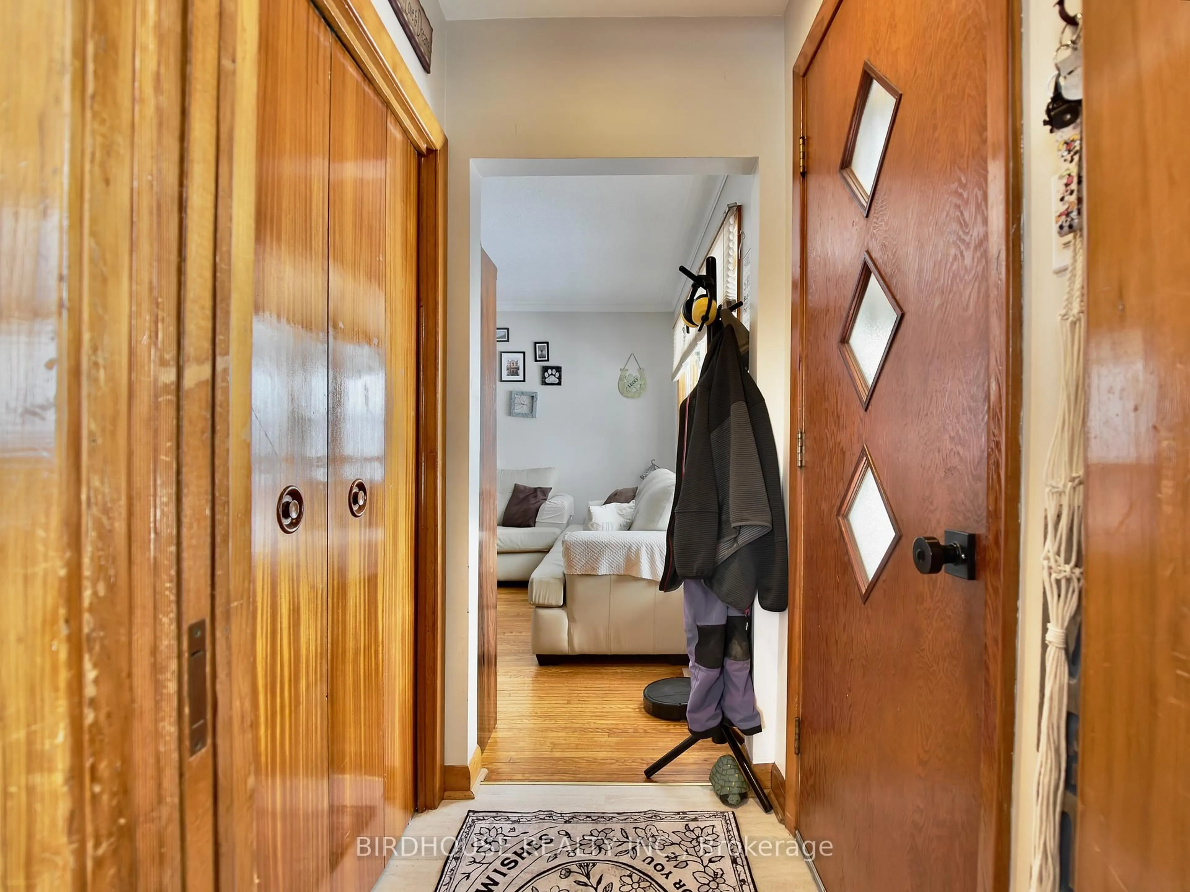 Indoor entryway for 119 Regent St, Kawartha Lakes Ontario K9V 3V7