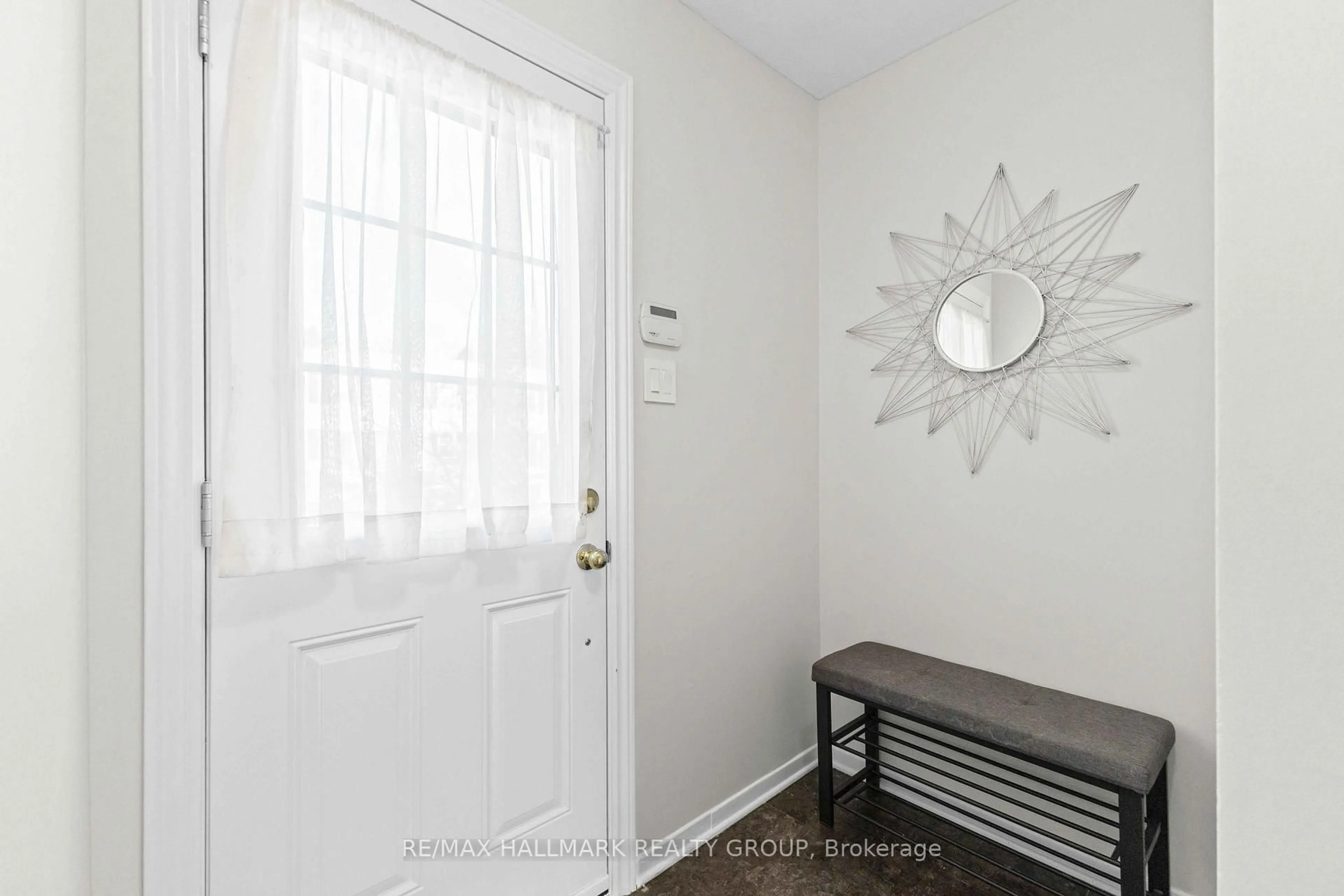 Indoor entryway for 1160 Shillington Ave #11, Ottawa Ontario K1Z 7Z4