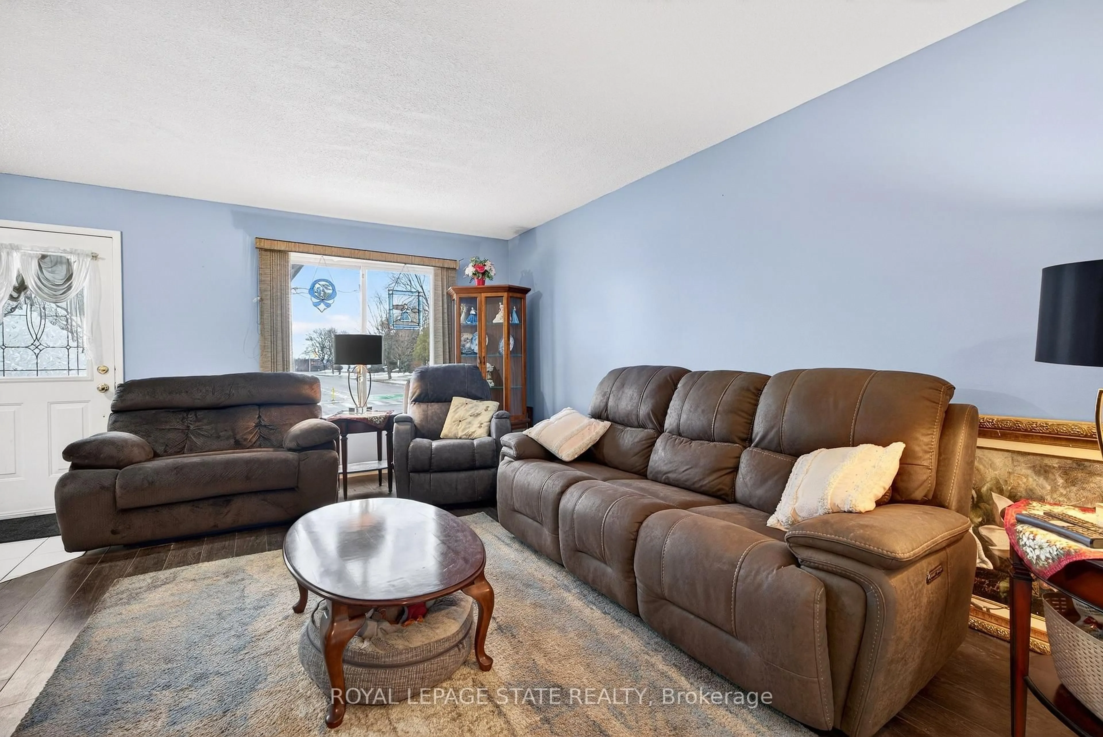 Living room with furniture, unknown for 106 Wendover Dr, Hamilton Ontario L9C 5X5