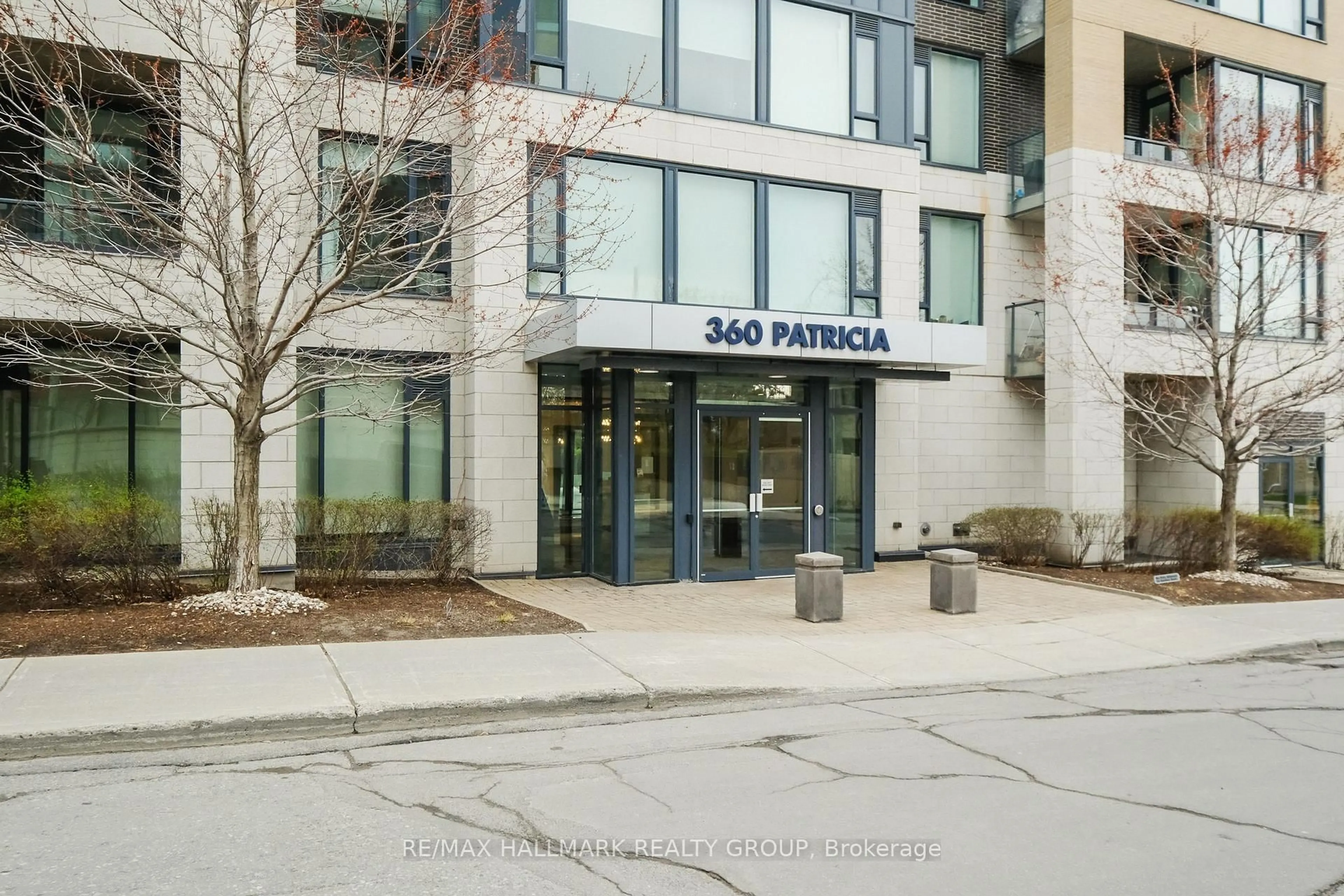 Indoor foyer for 360 Patricia Ave #103, Ottawa Ontario K1Z 0A8