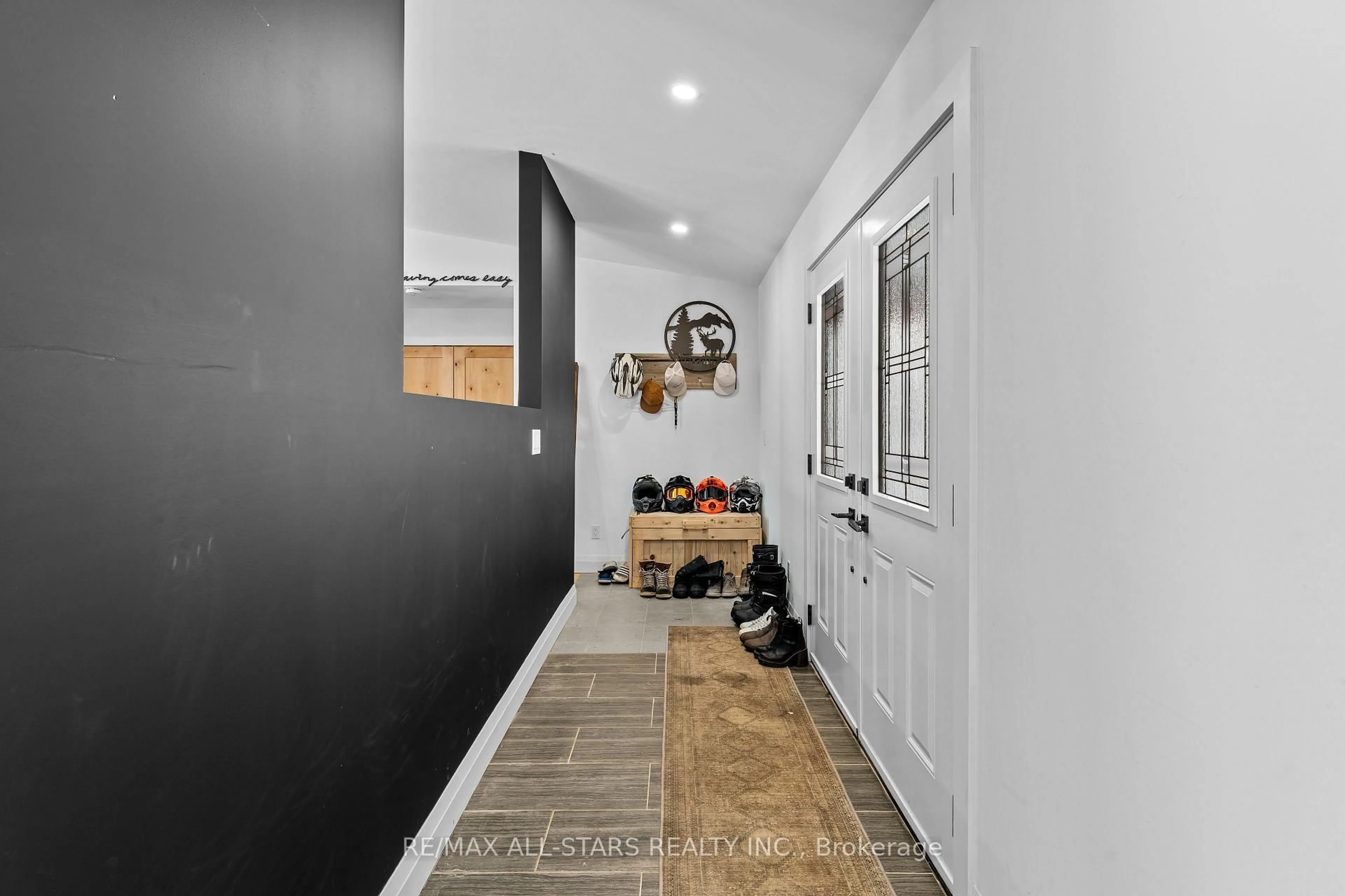 Indoor entryway for 1062 Northline Rd, Kawartha Lakes Ontario K0M 1N0
