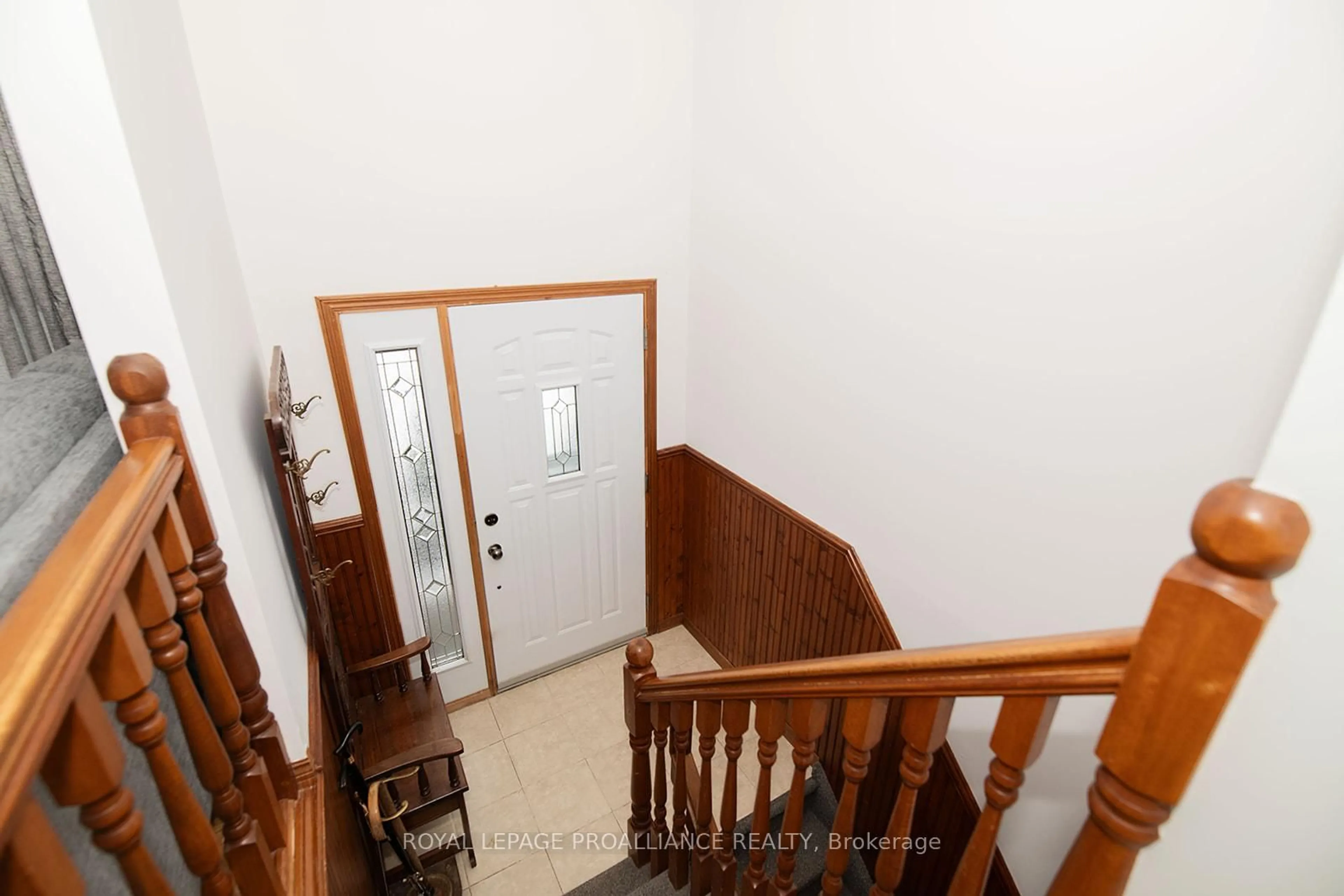 Indoor foyer for 35 Morris Dr, Belleville Ontario K8P 5B3