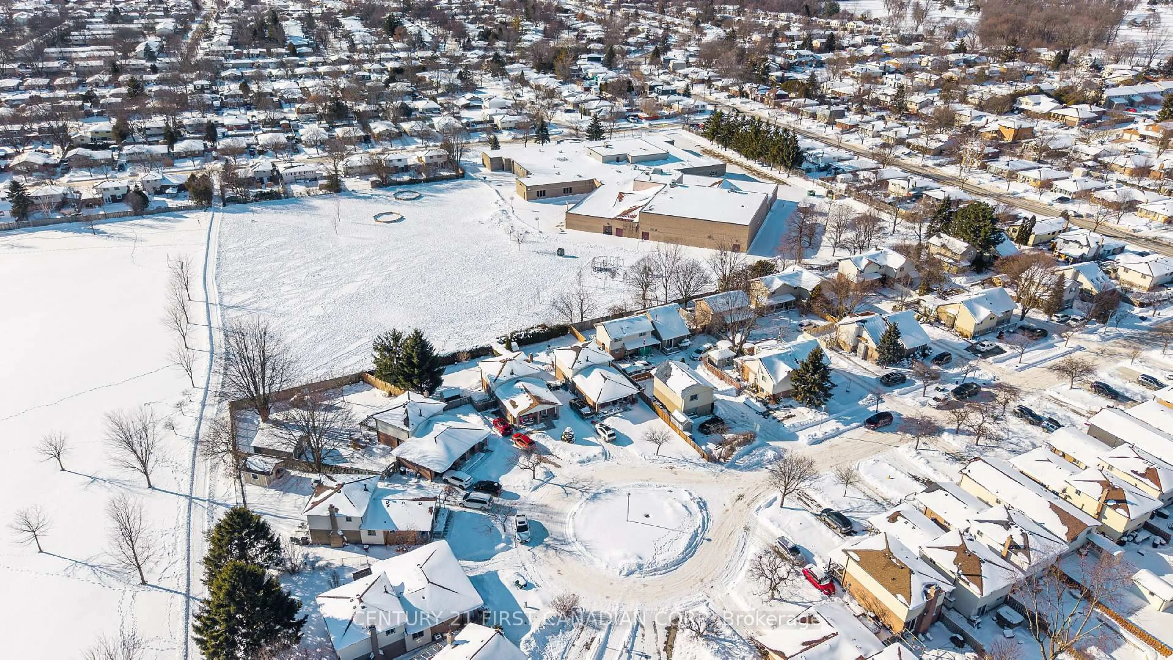 A pic from outside/outdoor area/front of a property/back of a property/a pic from drone, street for 517 Ferndale Crt, London South Ontario N6C 5C2