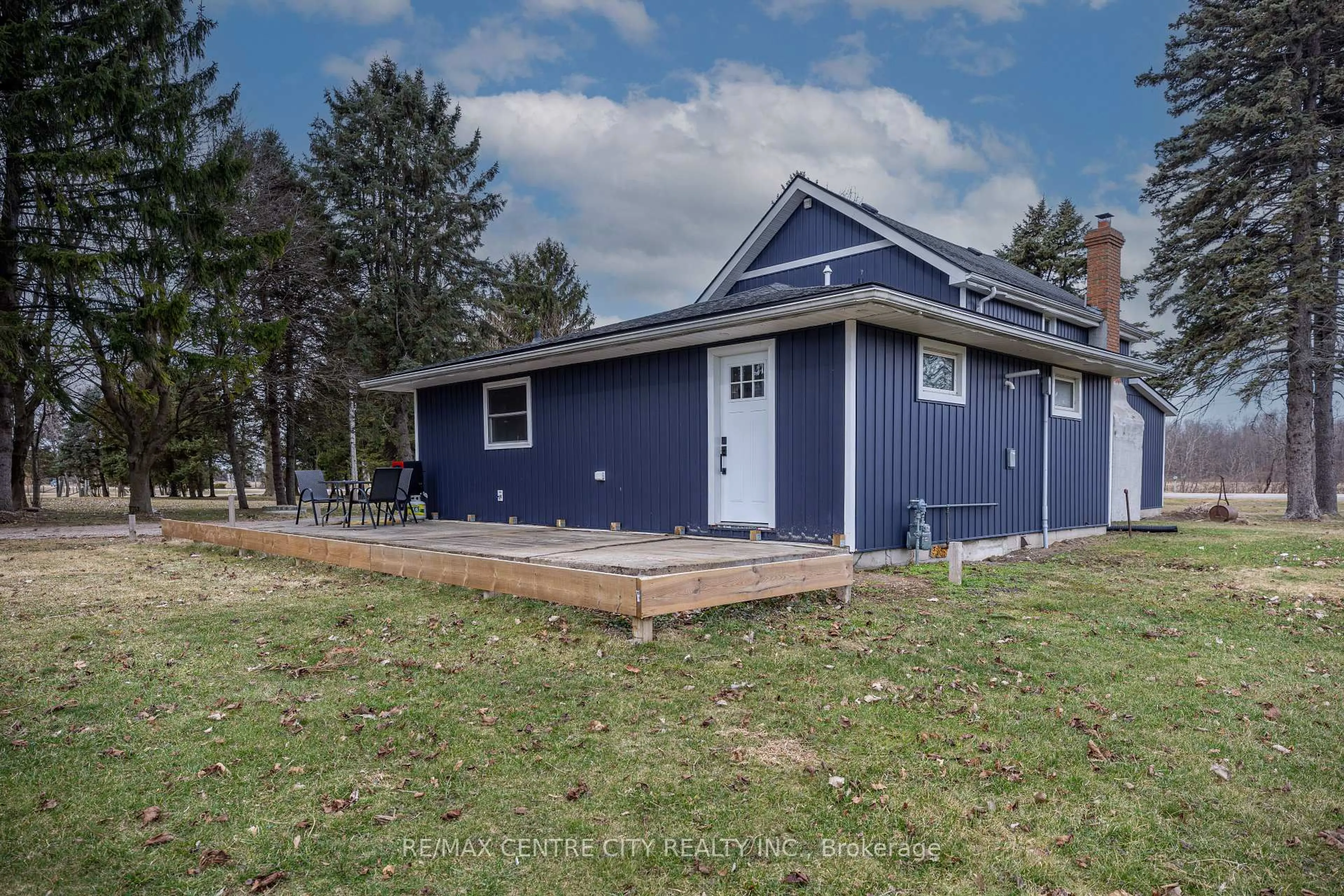 Home with vinyl exterior material, street for 26179 Talbot Line, West Elgin Ontario N0L 2P0