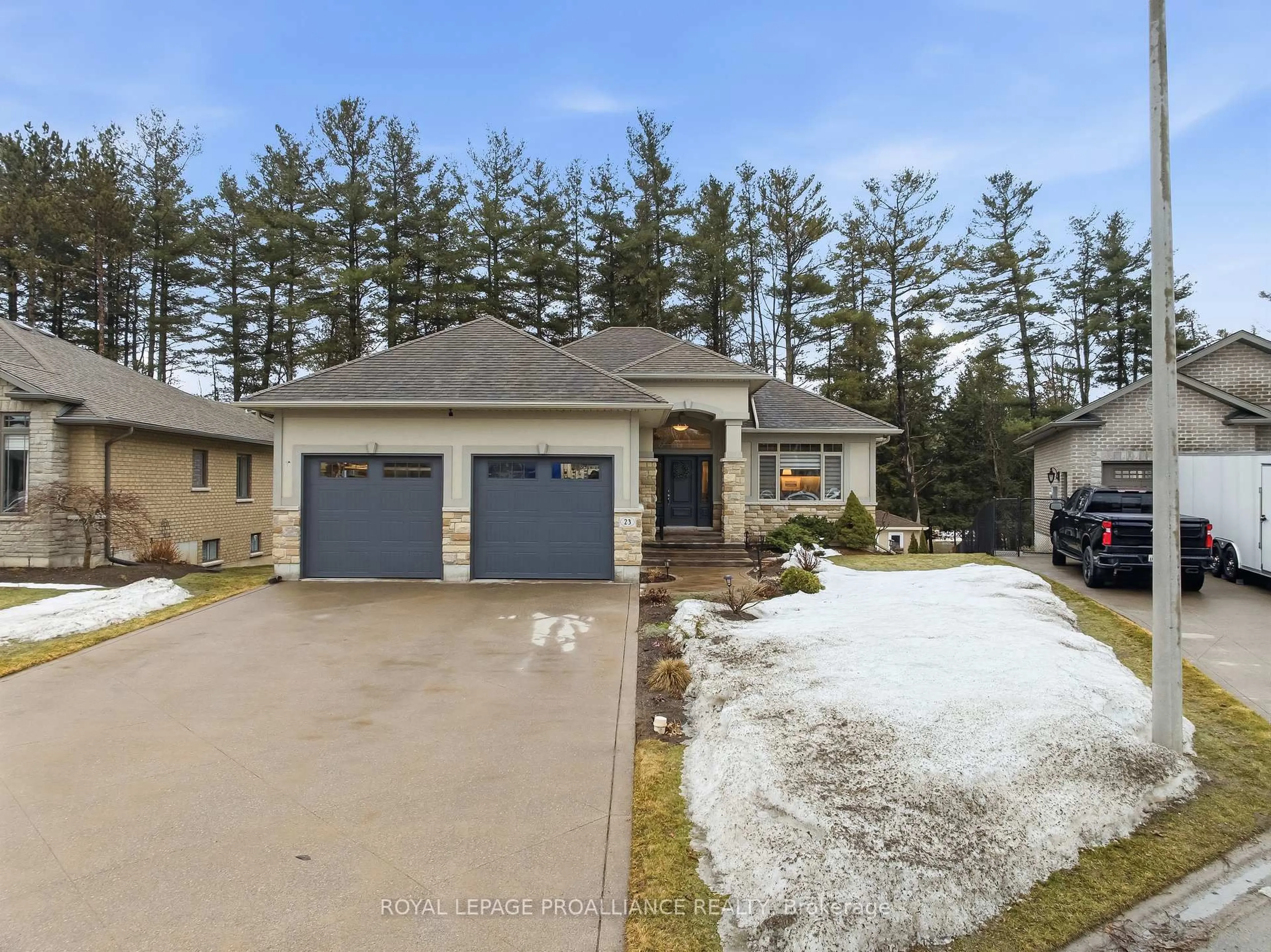 A pic from outside/outdoor area/front of a property/back of a property/a pic from drone, street for 23 Lakewood Cres, Ingleside Ontario K8V 5P4