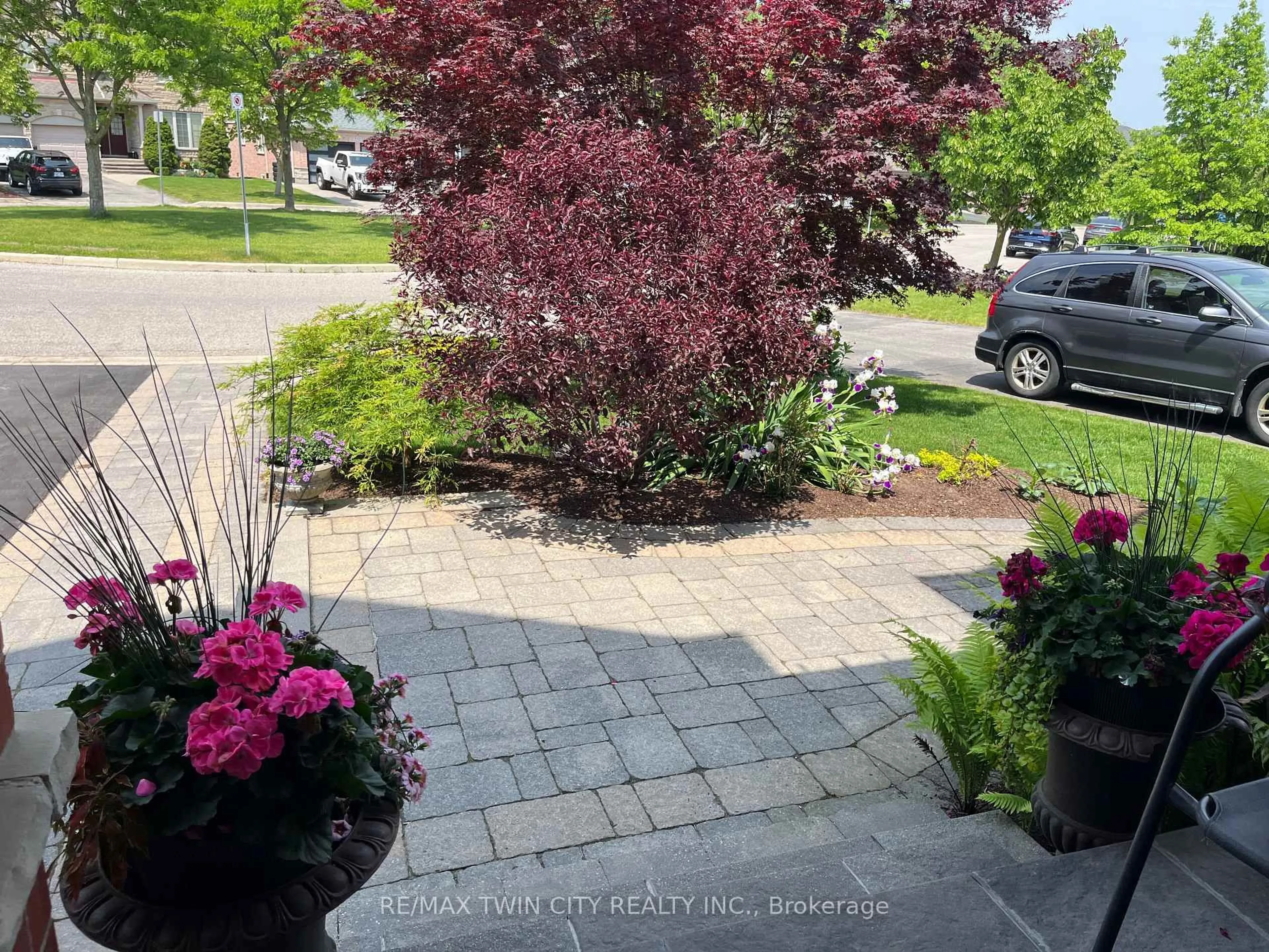 Patio, street for 533 Woodfield Crt, Kitchener Ontario N2P 2S8