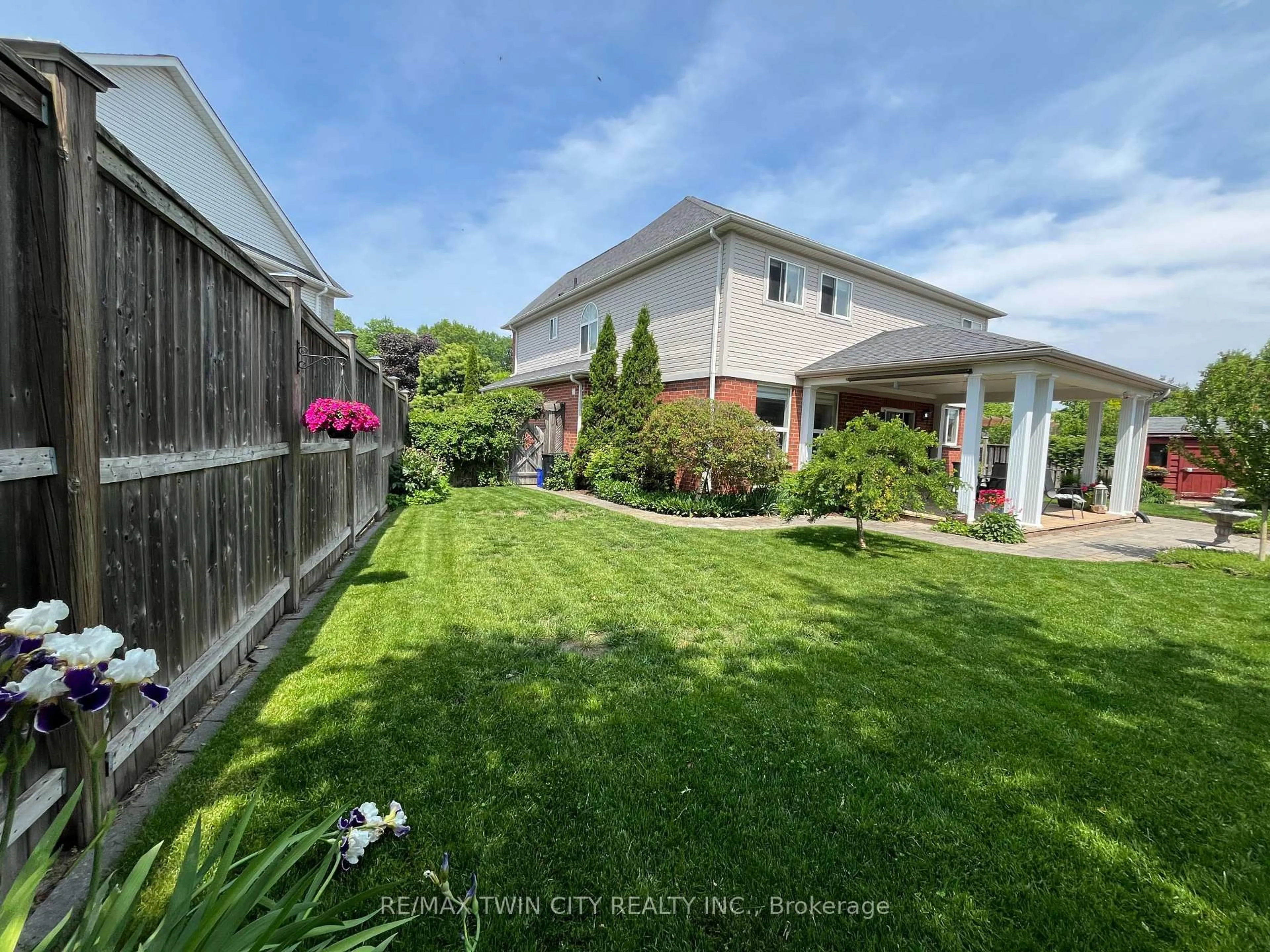 A pic from outside/outdoor area/front of a property/back of a property/a pic from drone, street for 533 Woodfield Crt, Kitchener Ontario N2P 2S8