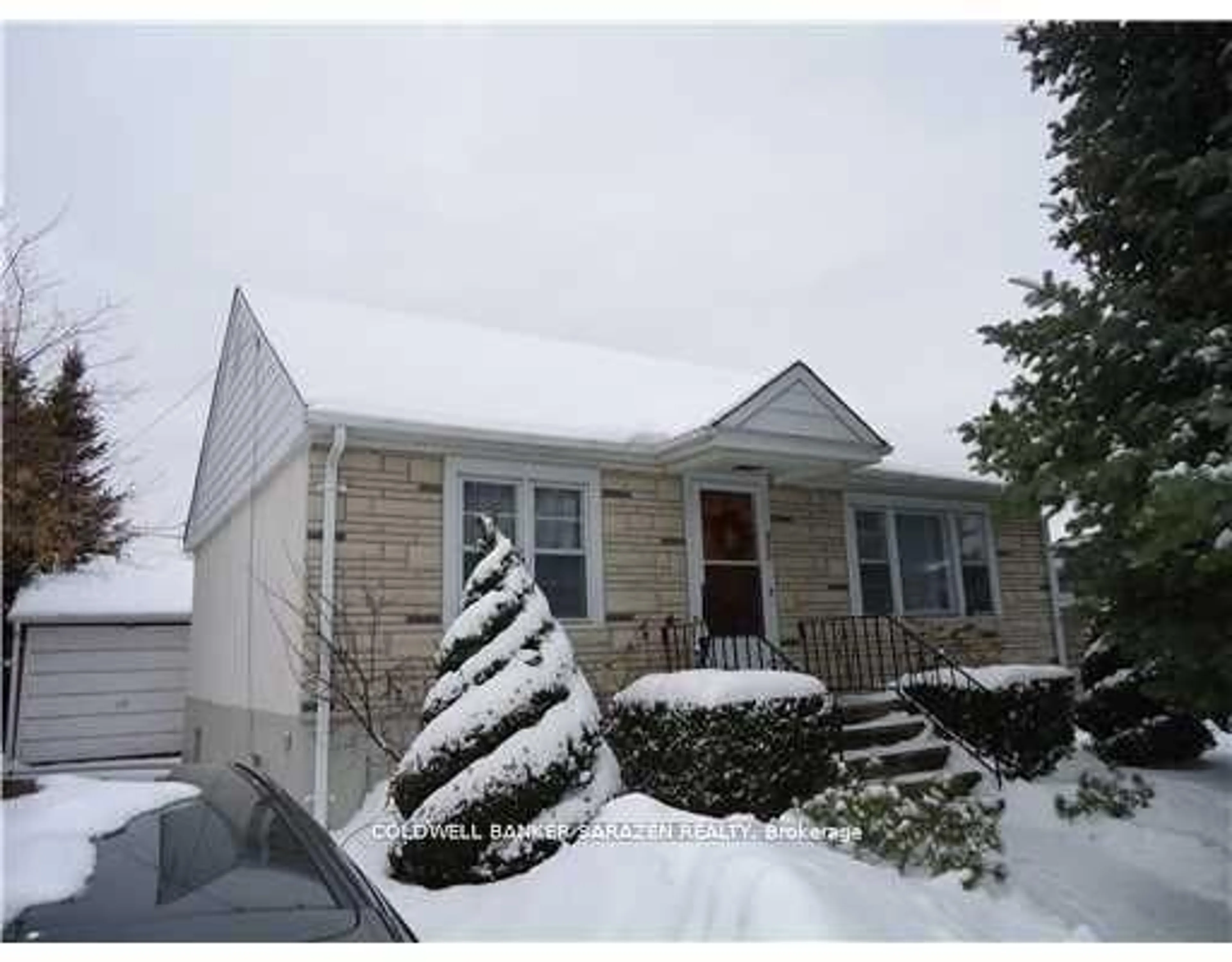 Home with vinyl exterior material, street for 470 WENTWORTH Ave, Ottawa Ontario K2B 5K1