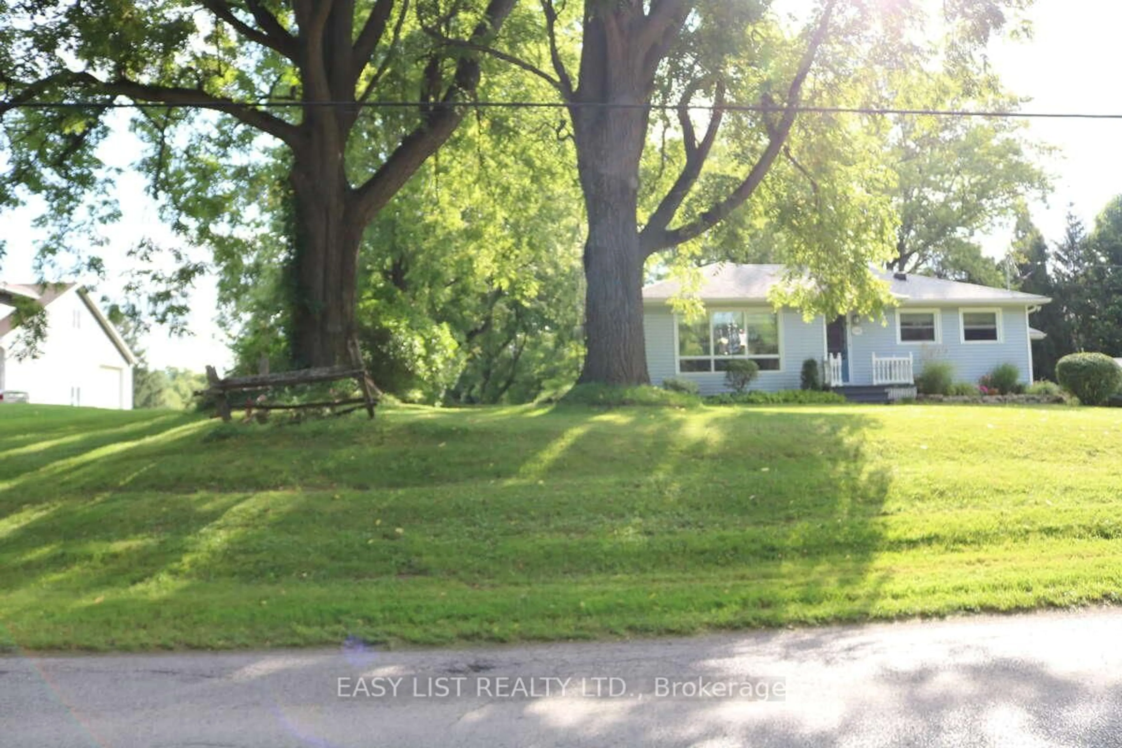 A pic from outside/outdoor area/front of a property/back of a property/a pic from drone, street for 1109 Effingham St, Pelham Ontario L0S 1C0