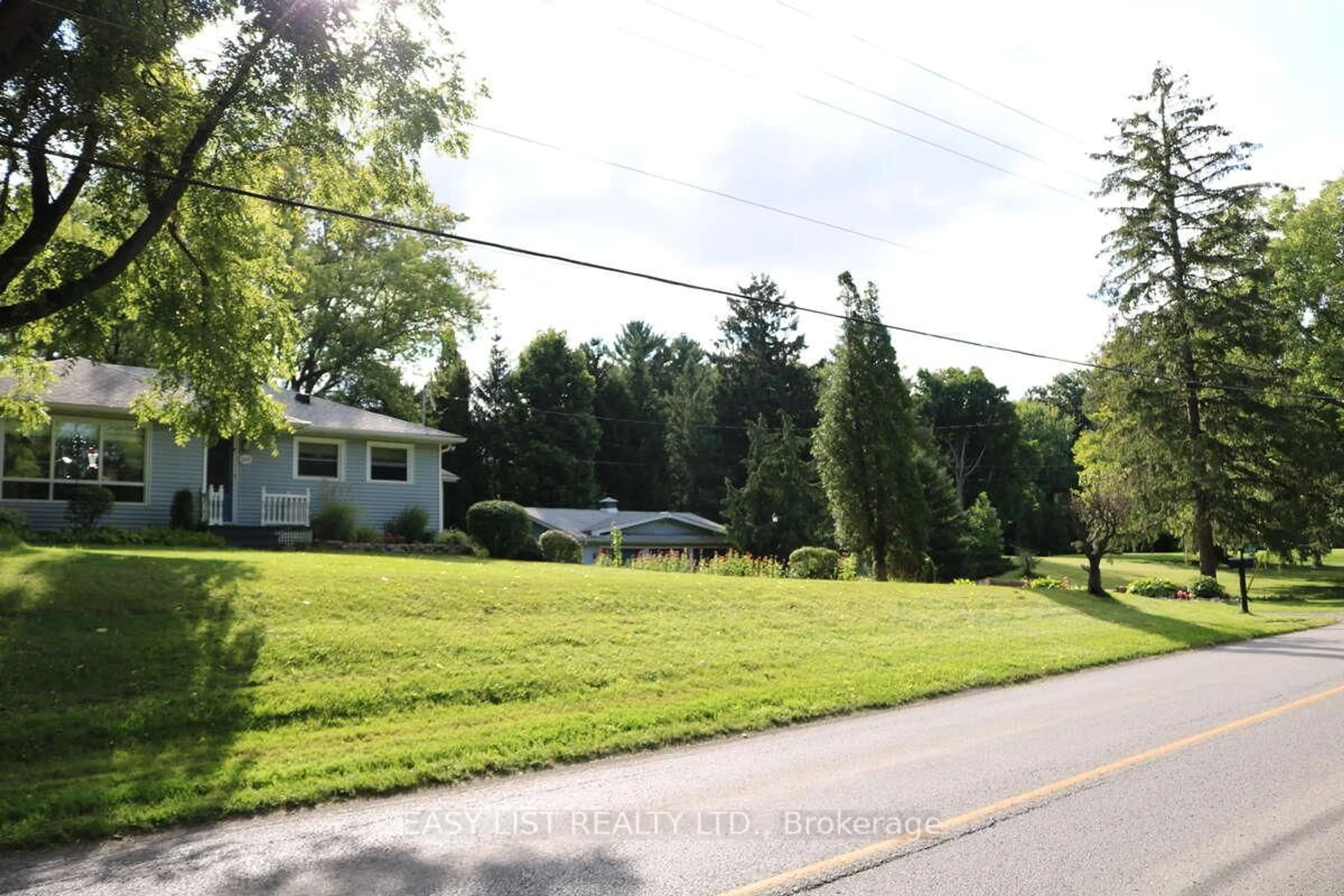 A pic from outside/outdoor area/front of a property/back of a property/a pic from drone, unknown for 1109 Effingham St, Pelham Ontario L0S 1C0