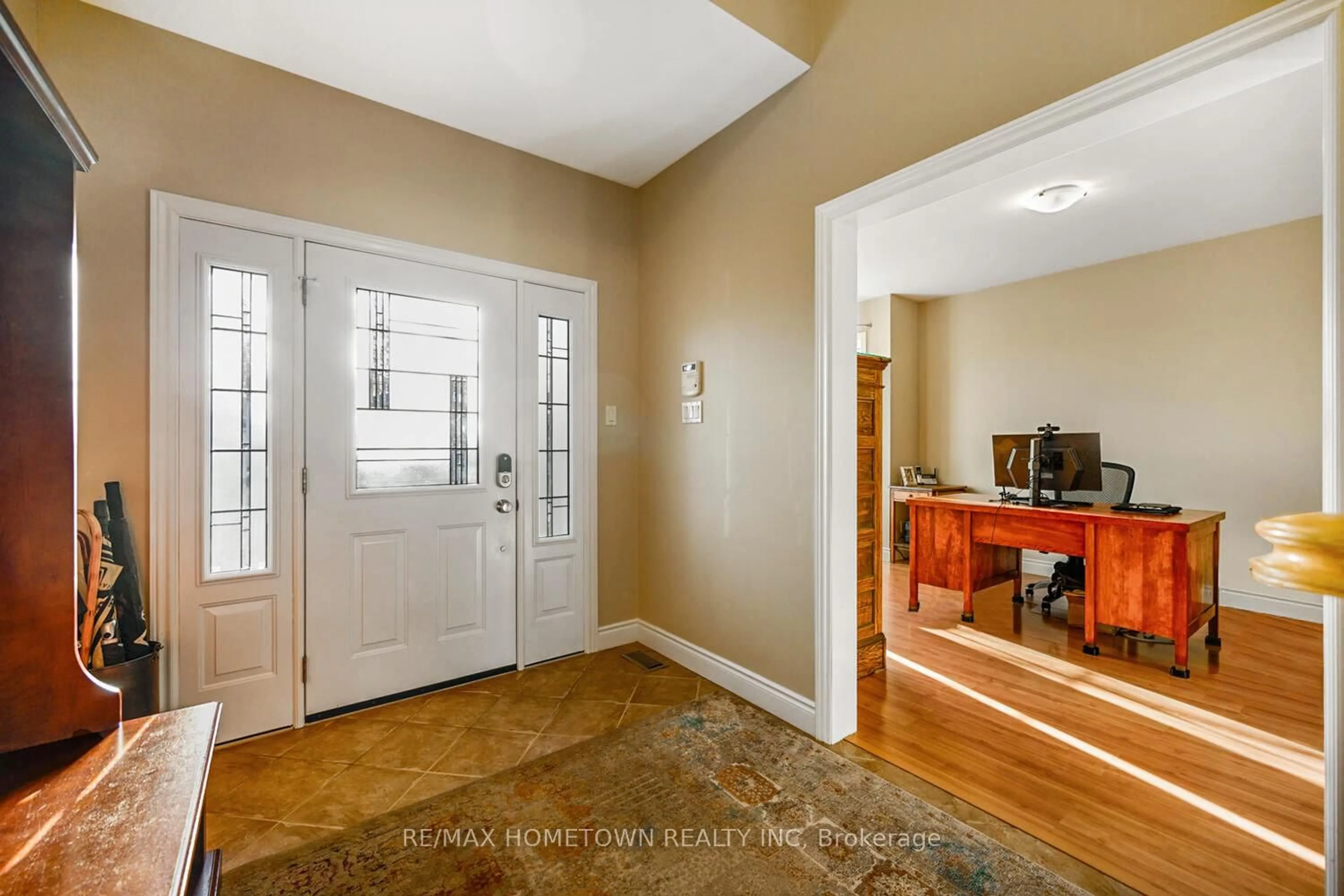 Indoor entryway for 1337 Cuthbertson Ave, Brockville Ontario K6V 6Y2