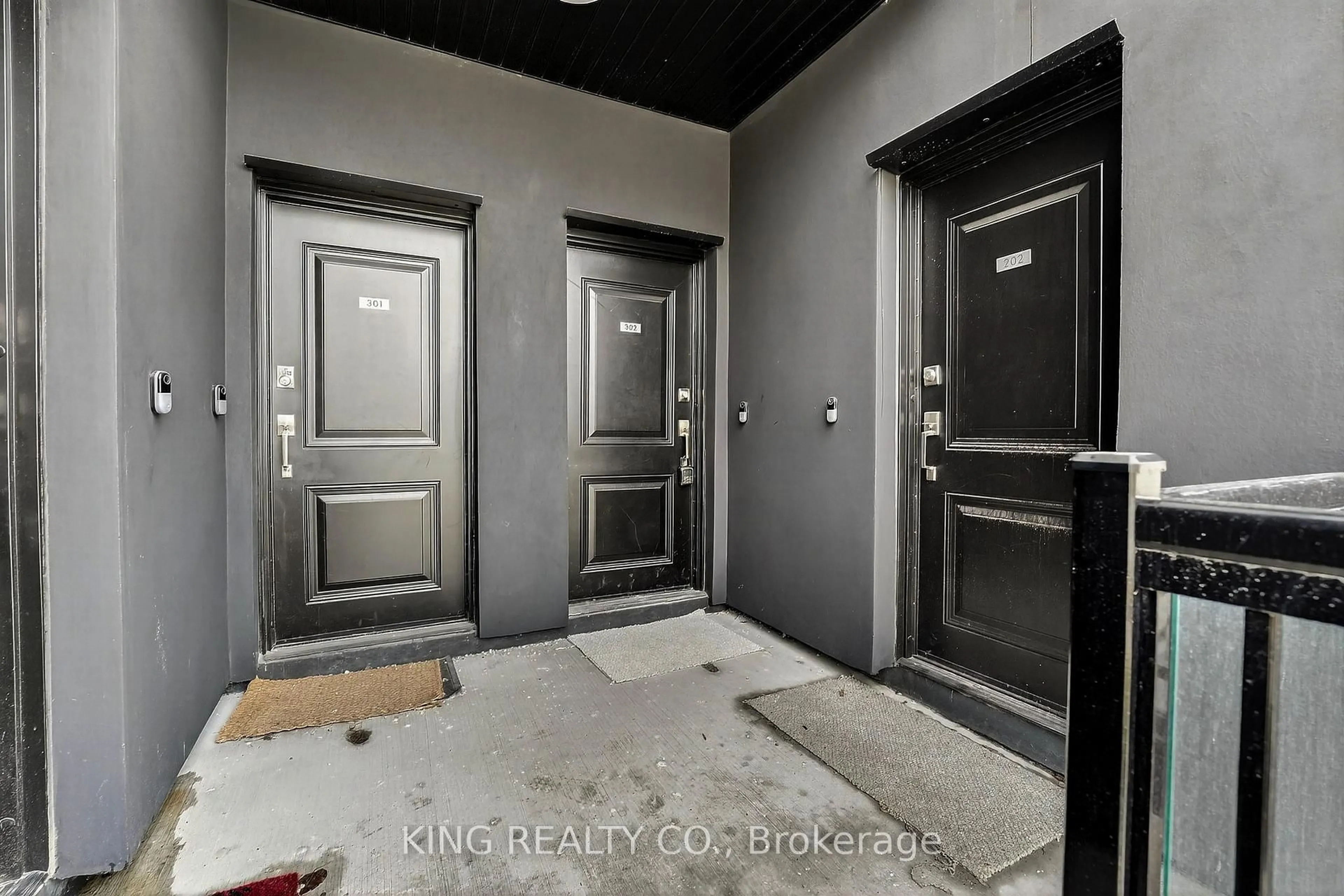 Indoor entryway for 7277 Wilson Cres #302, Niagara Falls Ontario L2G 4R8