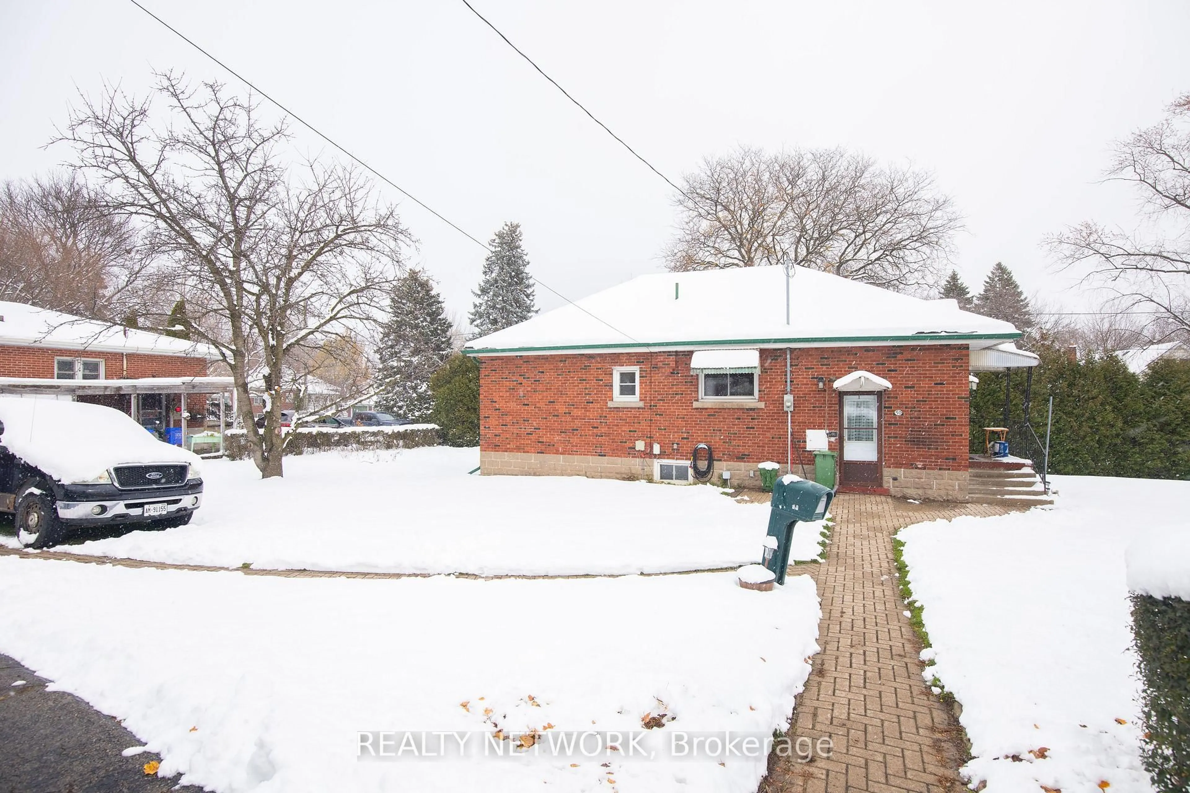 A pic from outside/outdoor area/front of a property/back of a property/a pic from drone, street for 90 Osler Dr, Hamilton Ontario L9H 4B5