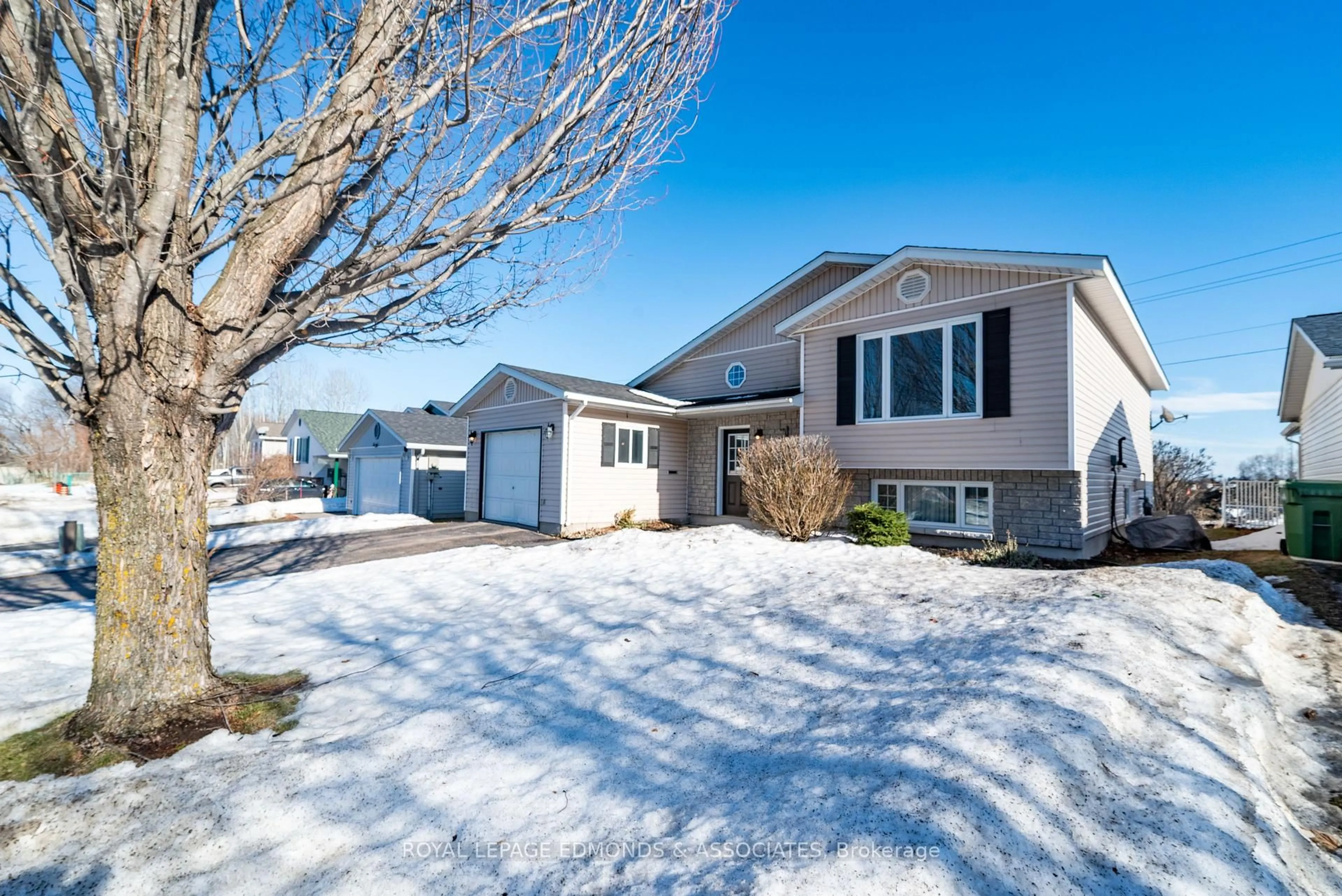 Home with vinyl exterior material, street for 130 Cockburn Cres, Pembroke Ontario K8A 8L9