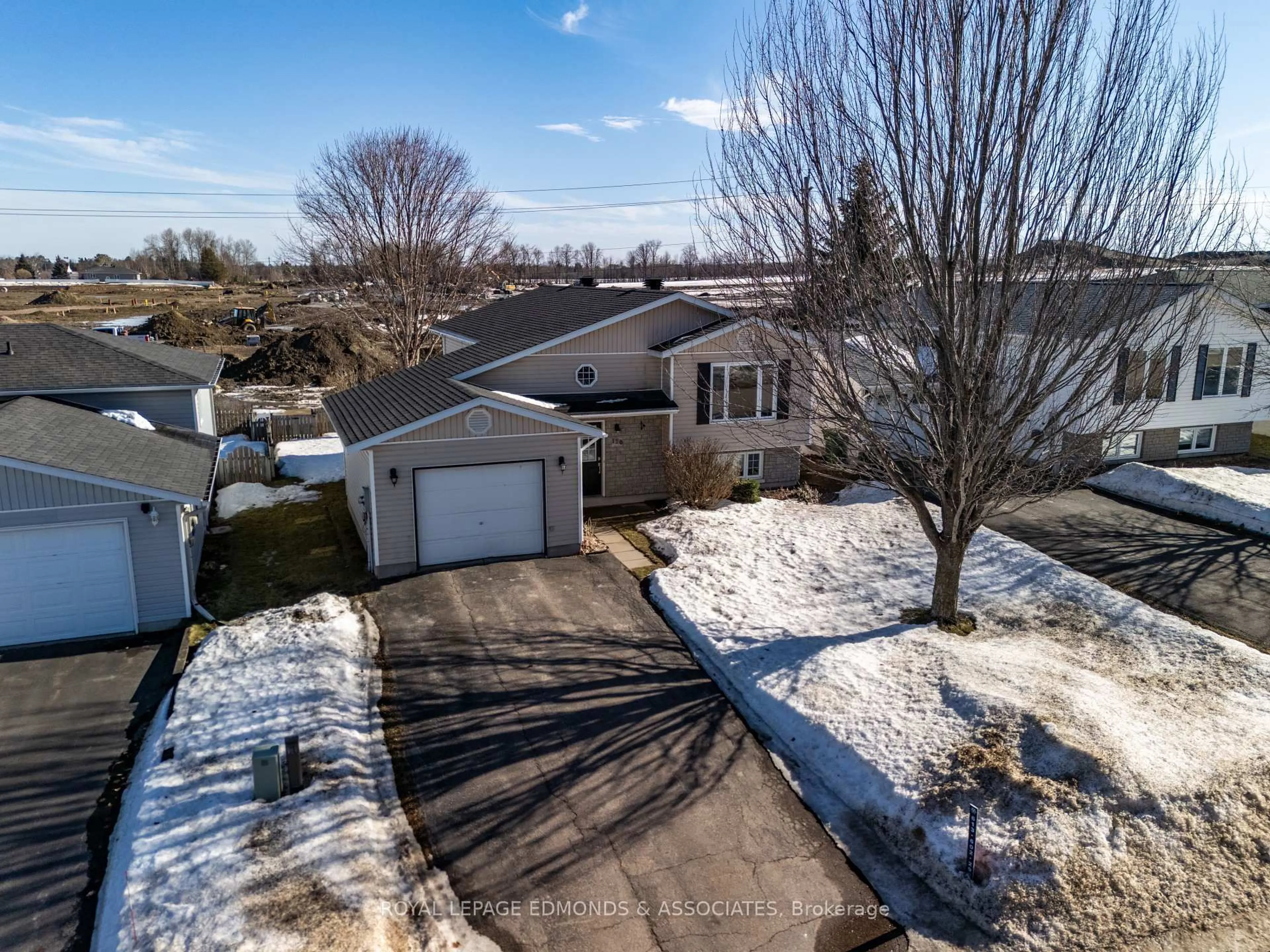 A pic from outside/outdoor area/front of a property/back of a property/a pic from drone, unknown for 130 Cockburn Cres, Pembroke Ontario K8A 8L9