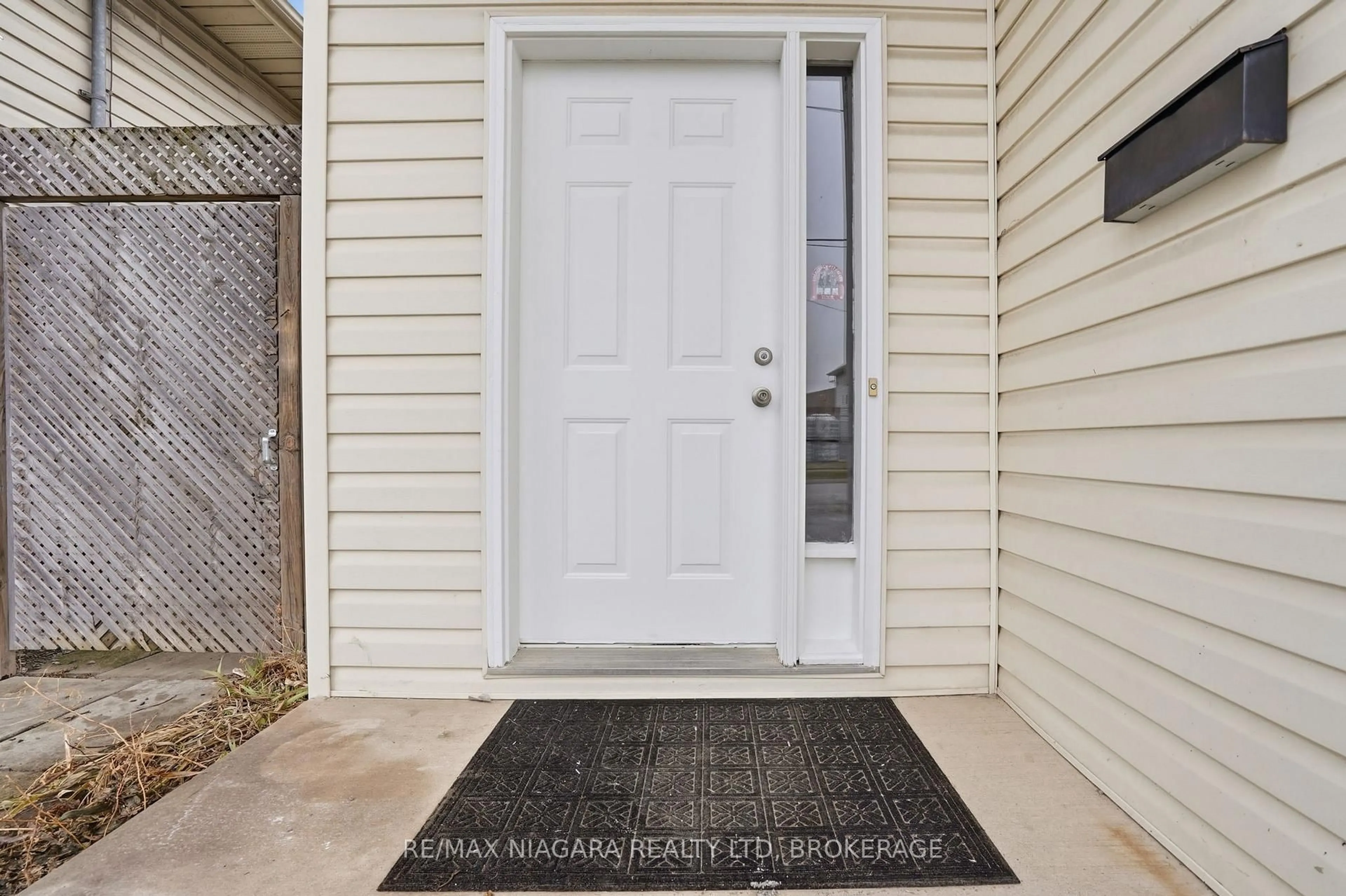 Indoor entryway for 64 PAGE St, St. Catharines Ontario L2R 4A7
