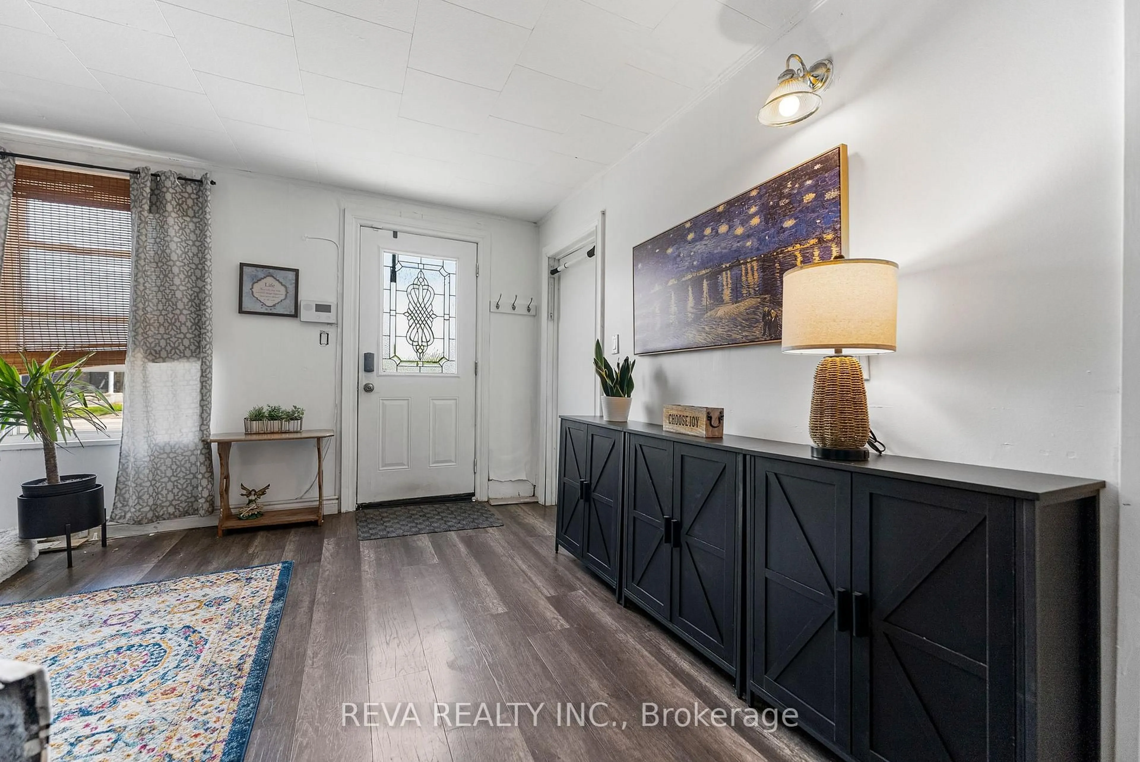 Indoor entryway for 86 Yeomans St, Belleville Ontario K8P 3X5