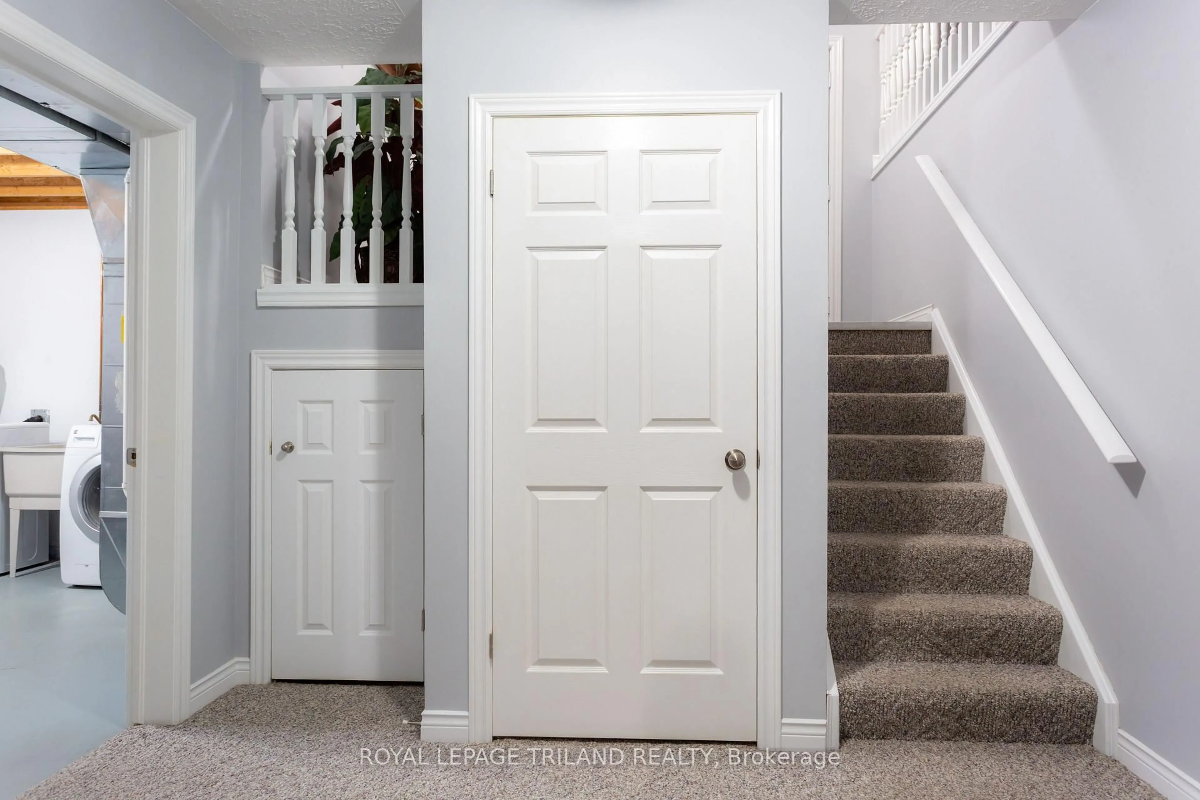 Indoor entryway for 30 James Turvey Pl, Central Elgin Ontario N5P 4K7