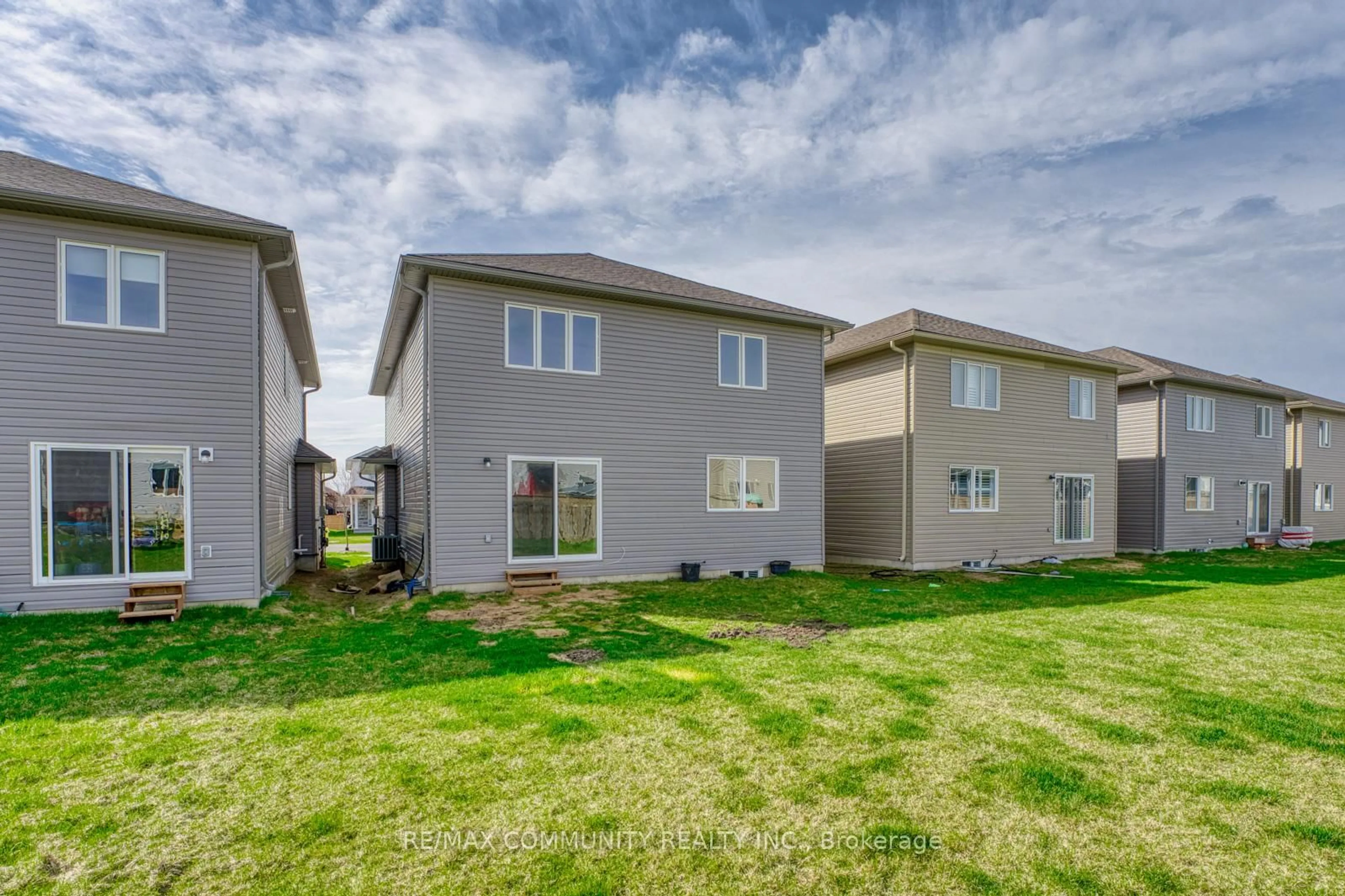 Home with vinyl exterior material, unknown for 7 Millcreek Dr, Bissett Creek Ontario K0H 2H0