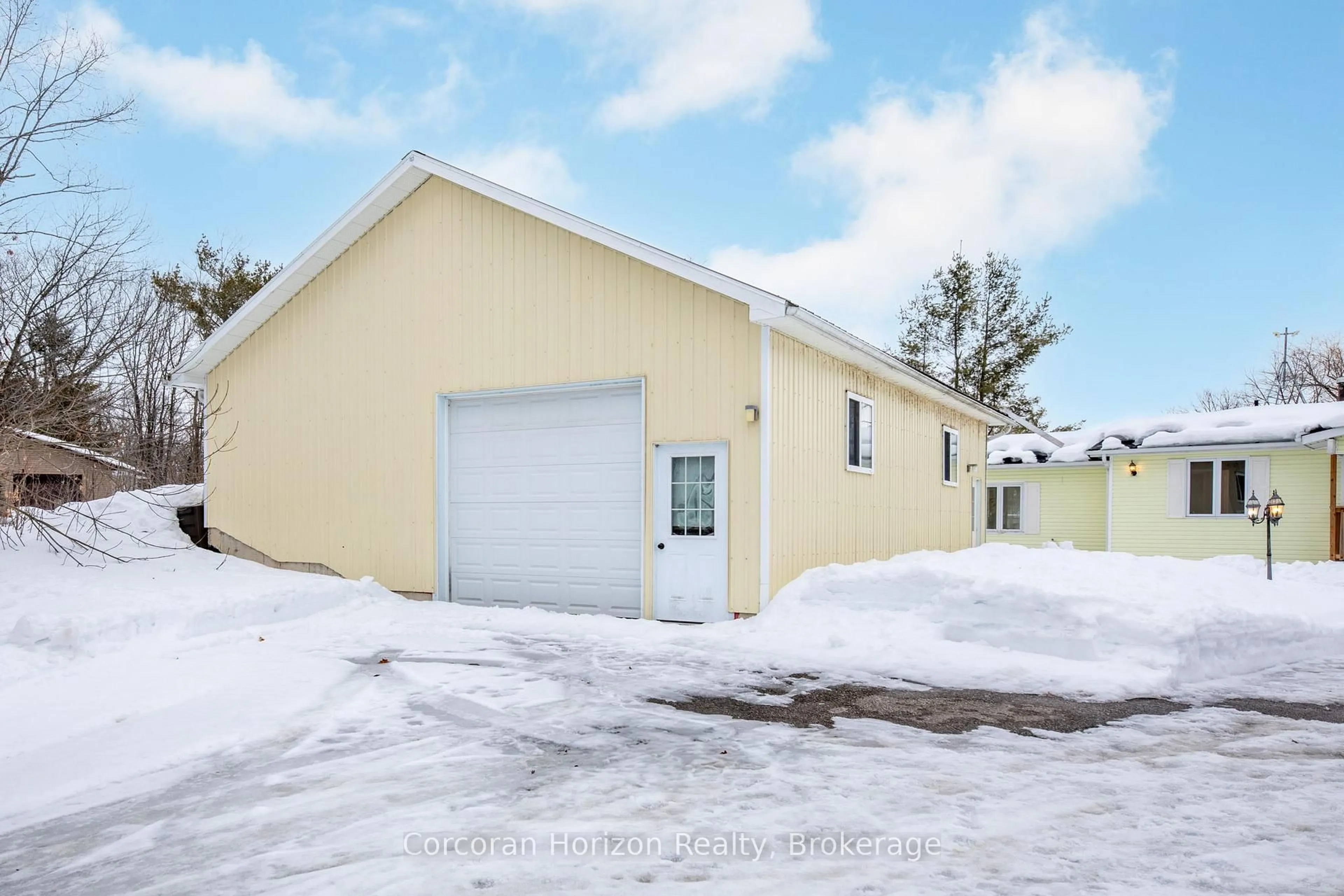 Indoor garage for 112 Heath Valley Tr, Georgian Bay Ontario L0K 1S0