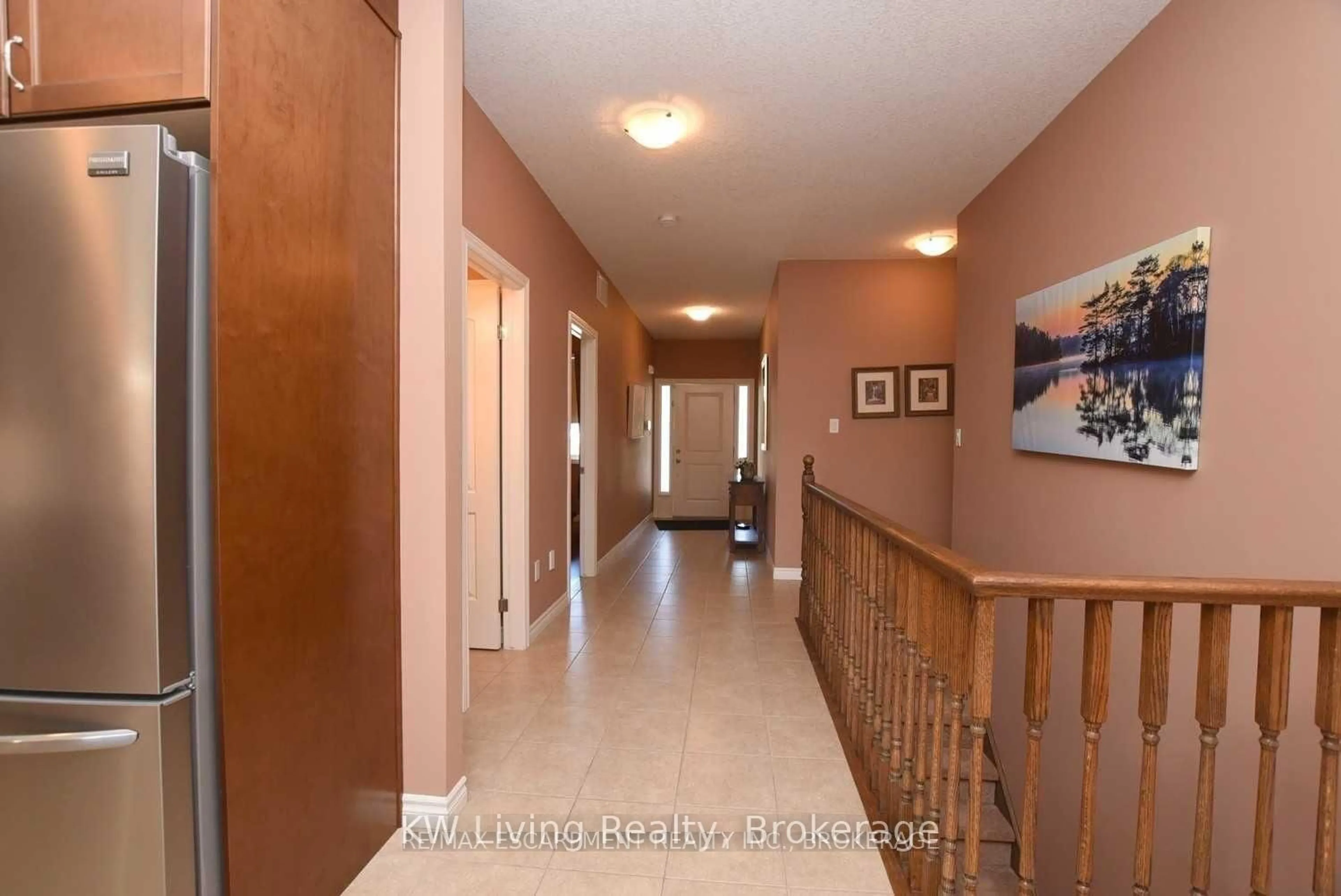 Indoor foyer for 41 Clifton Downs Rd, Hamilton Ontario L9C 4R3