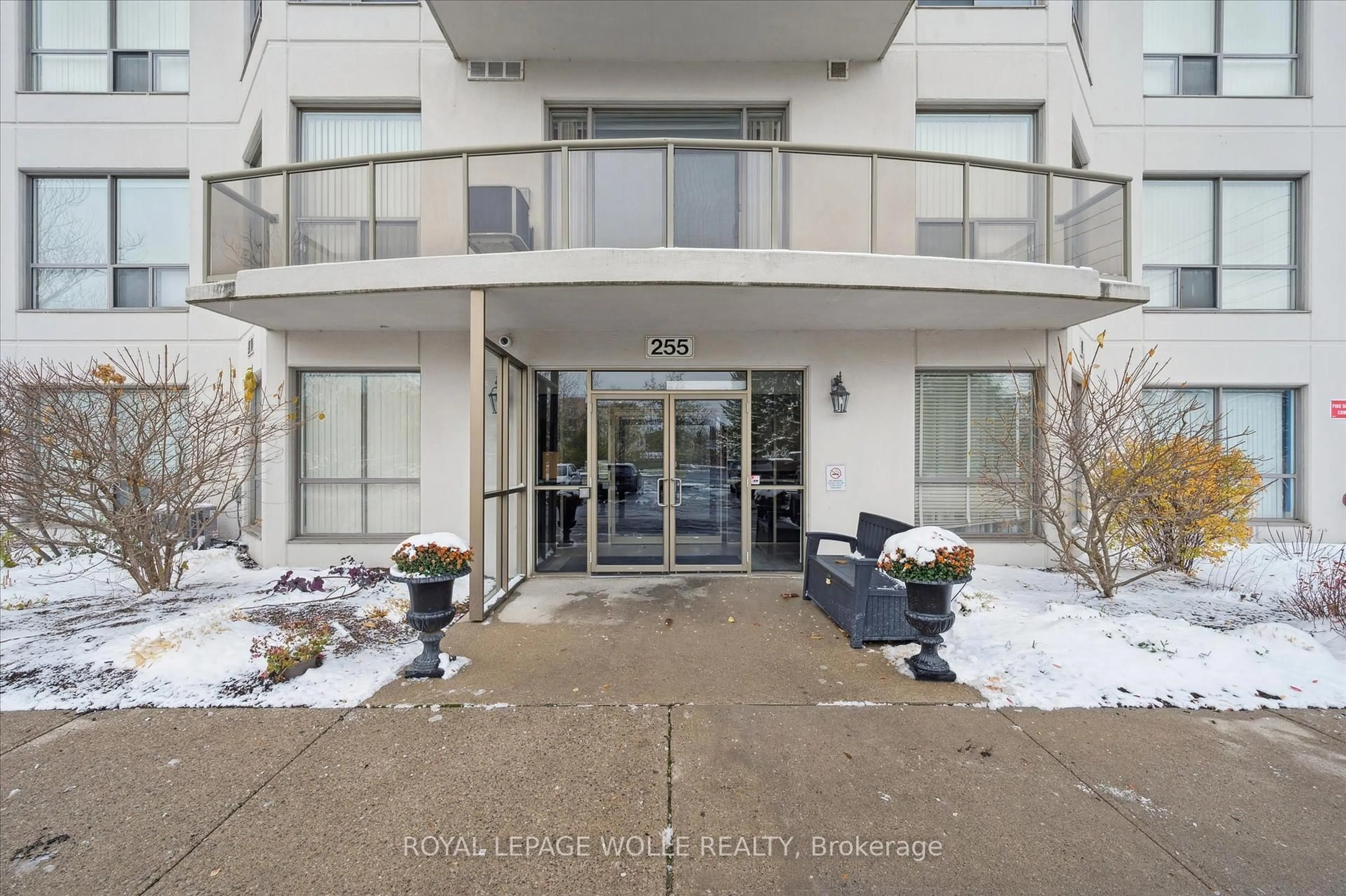 Indoor foyer for 255 Keats Way #706, Waterloo Ontario N2L 6N6