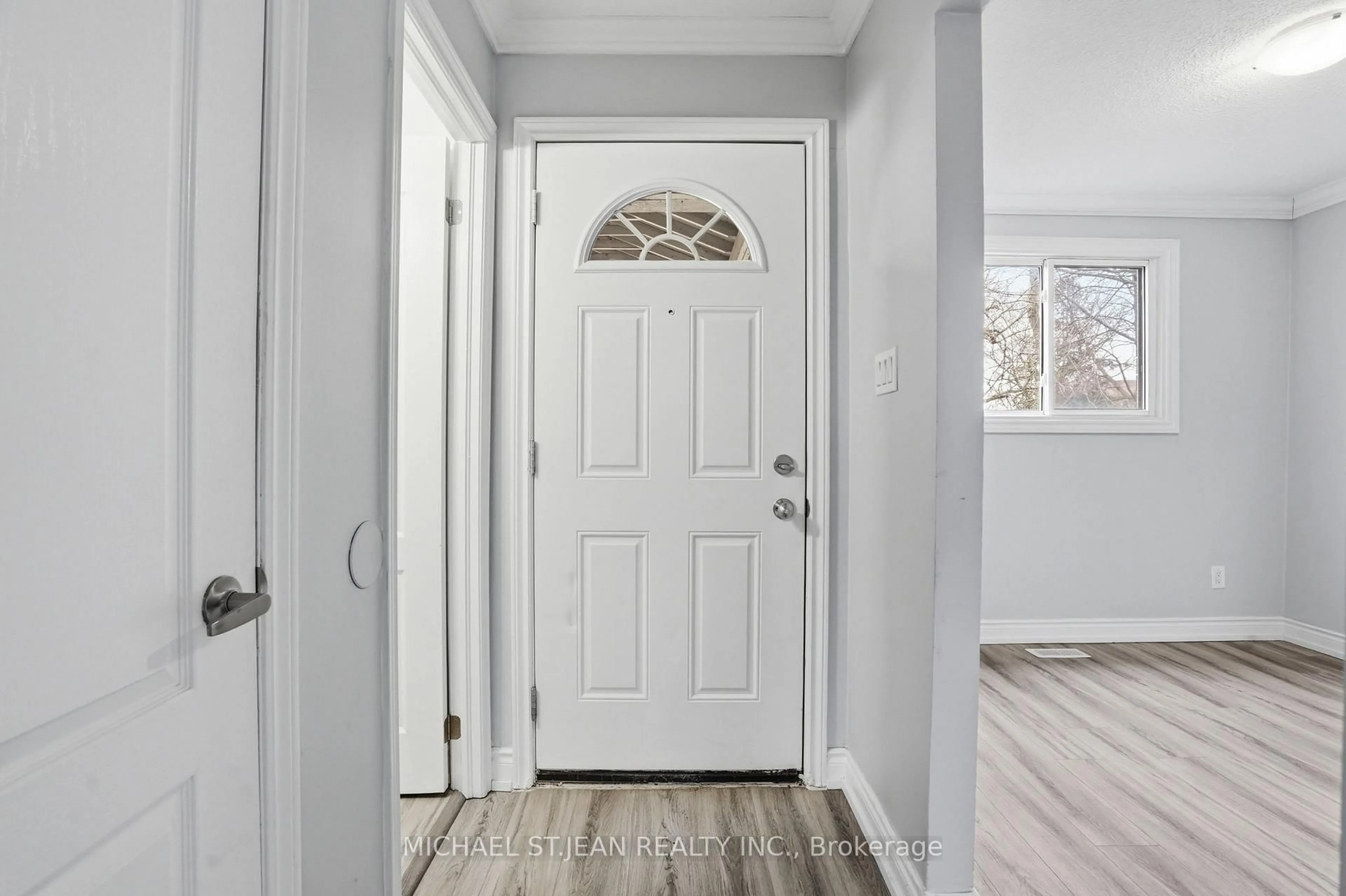 Indoor entryway for 125 Limeridge Rd #8, Hamilton Ontario L9C 2V3