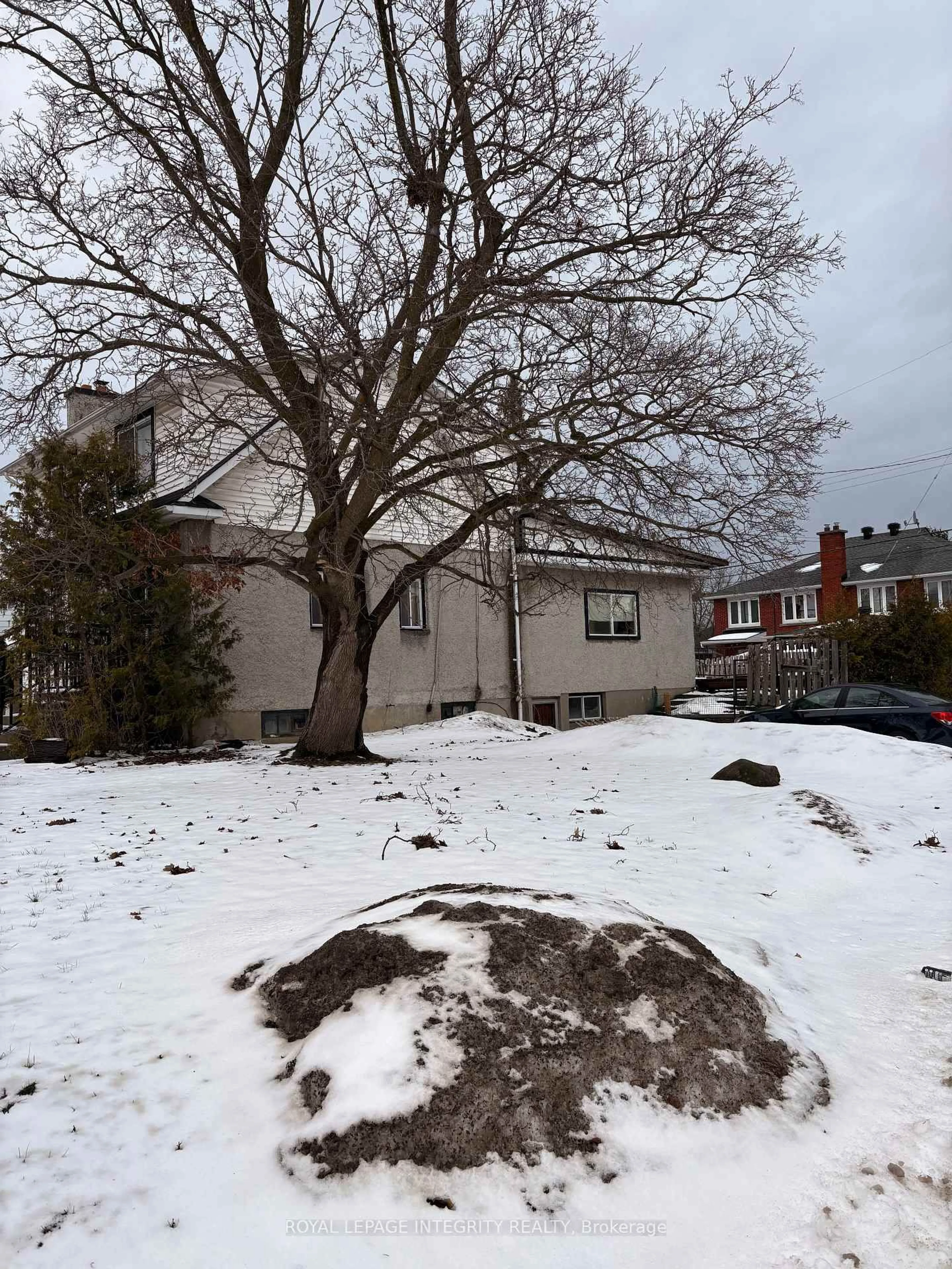A pic from outside/outdoor area/front of a property/back of a property/a pic from drone, street for 1085 Richard Ave, Ottawa Ontario K1H 8C3