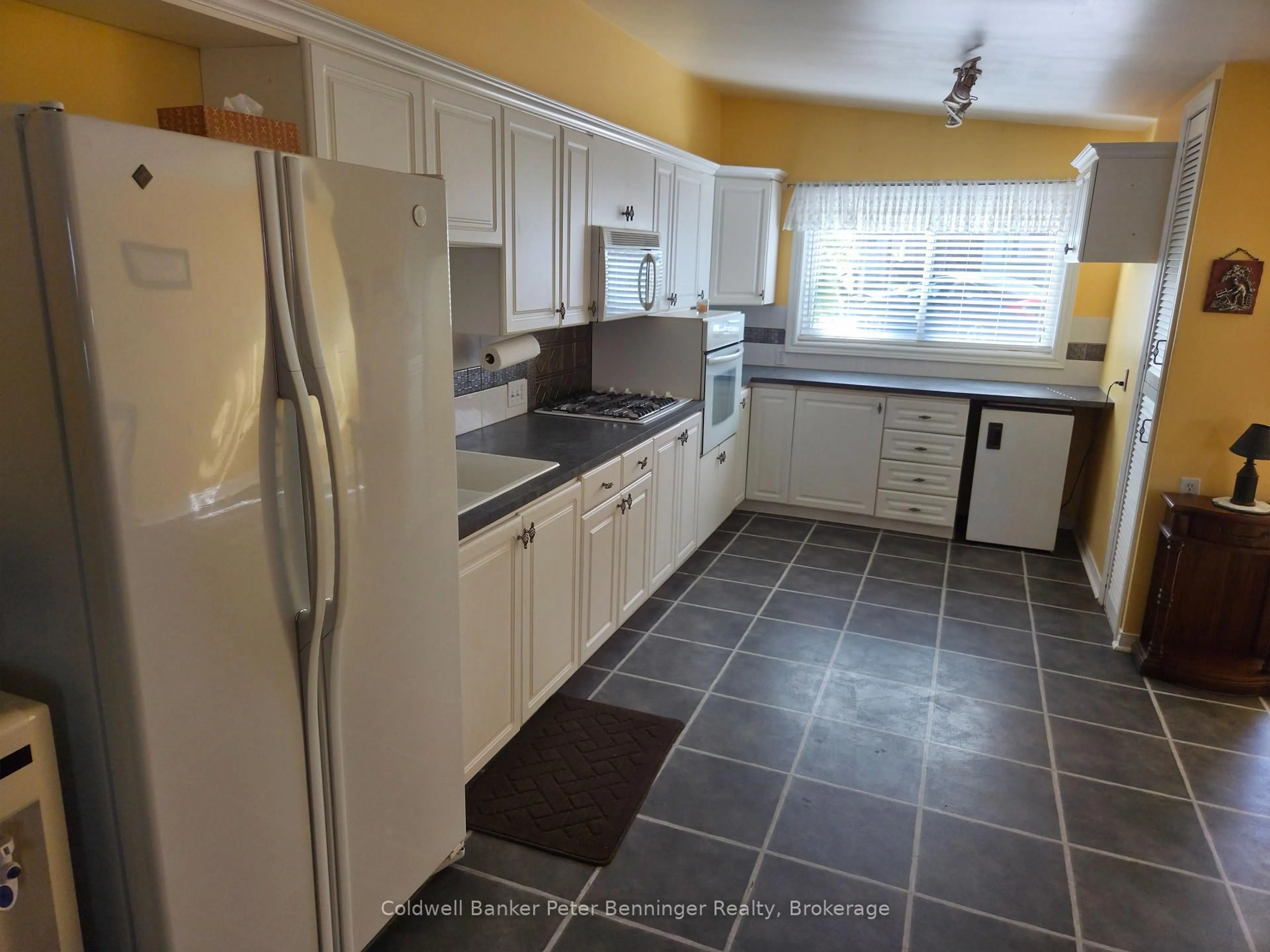 Standard kitchen, ceramic/tile floor for 123 Scott St, Woolwich Ontario N2J 4G8