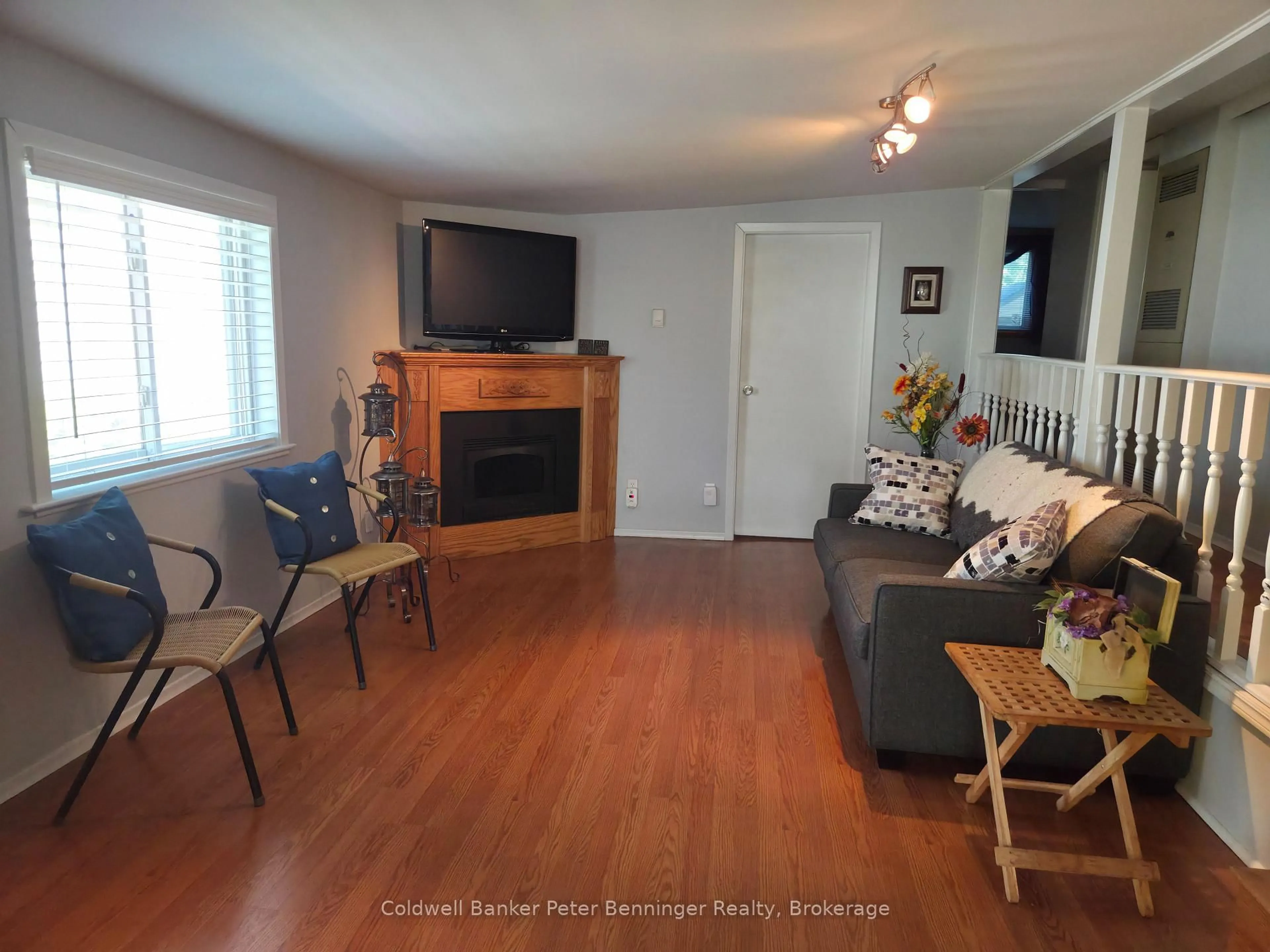 Living room with furniture, wood/laminate floor for 123 Scott St, Woolwich Ontario N2J 4G8