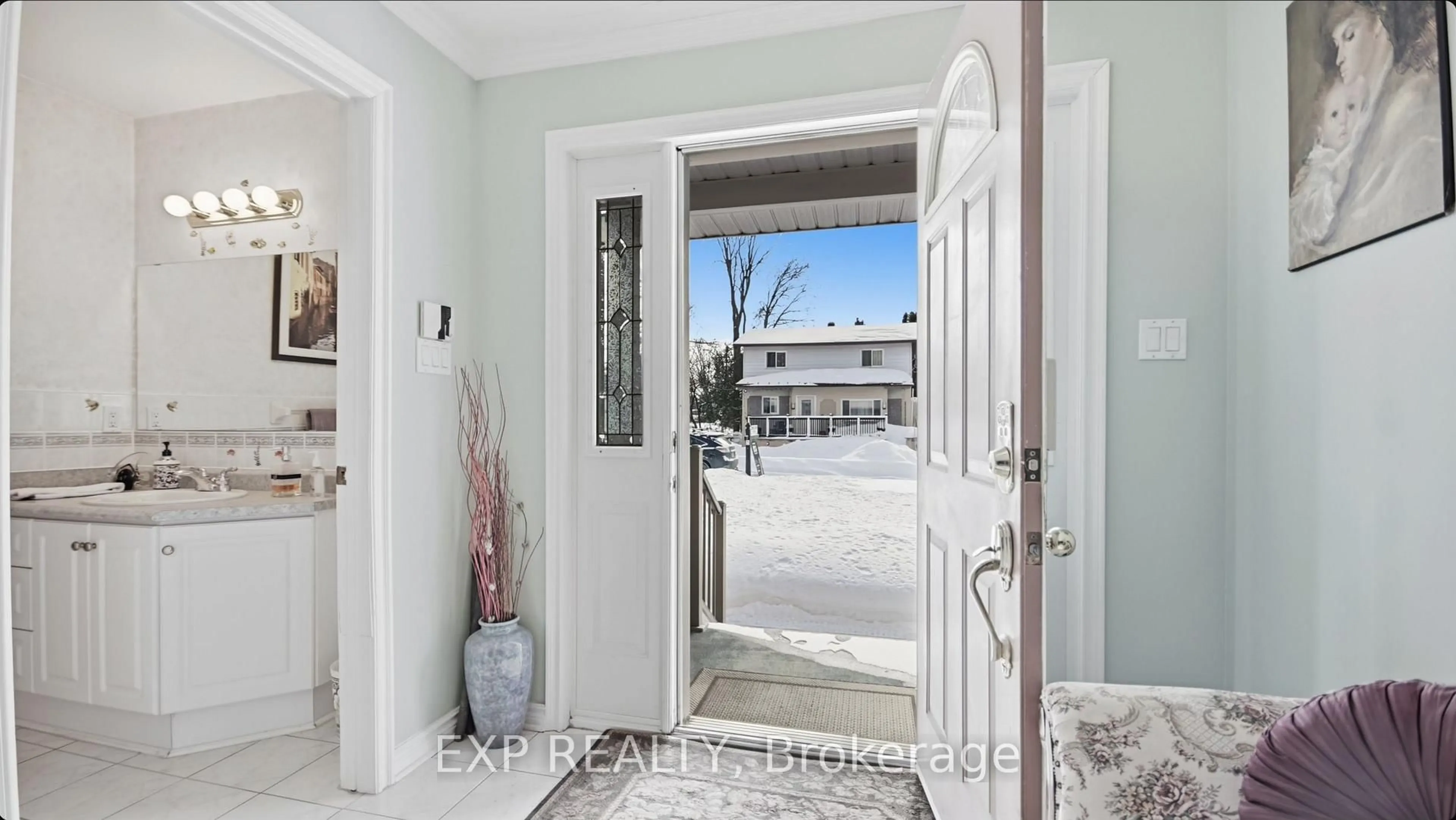 Indoor entryway for 21 Chippewa Ave, Ottawa Ontario K2G 1X6