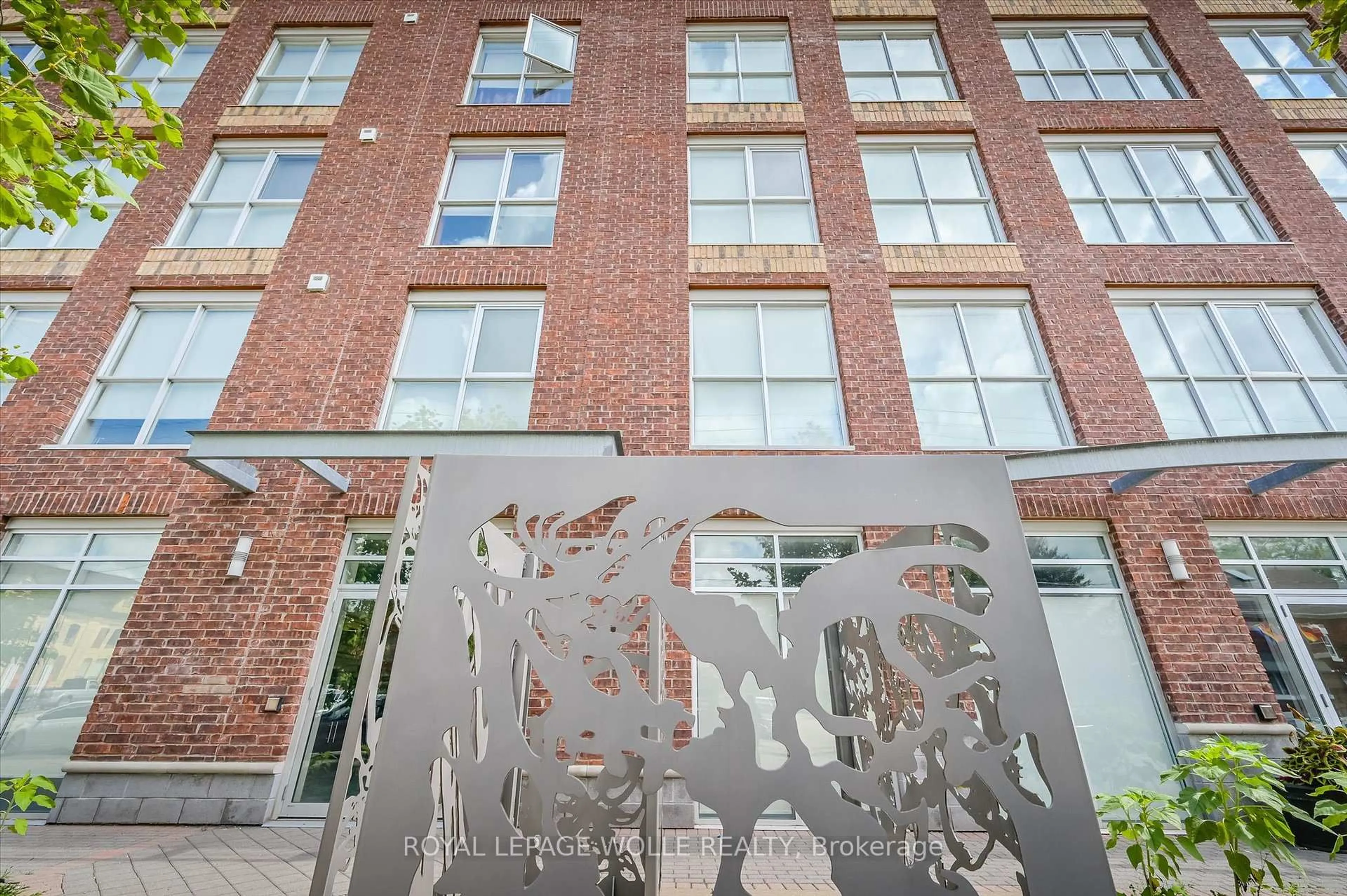 Indoor foyer for 36 Regina St #302, Waterloo Ontario N2J 3A2