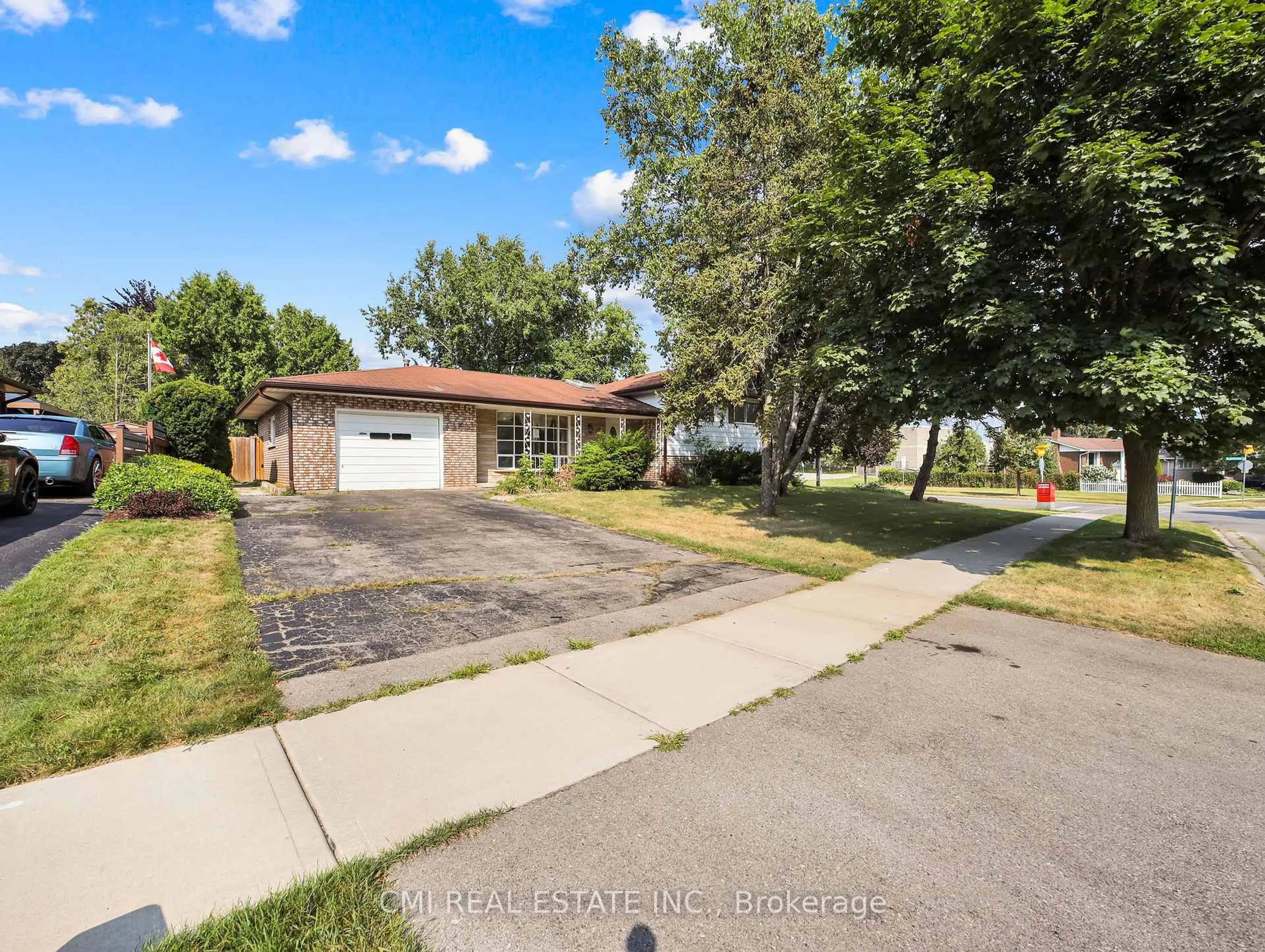 A pic from outside/outdoor area/front of a property/back of a property/a pic from drone, street for 74 Brier Park Rd, Brantford Ontario N3R 5T4