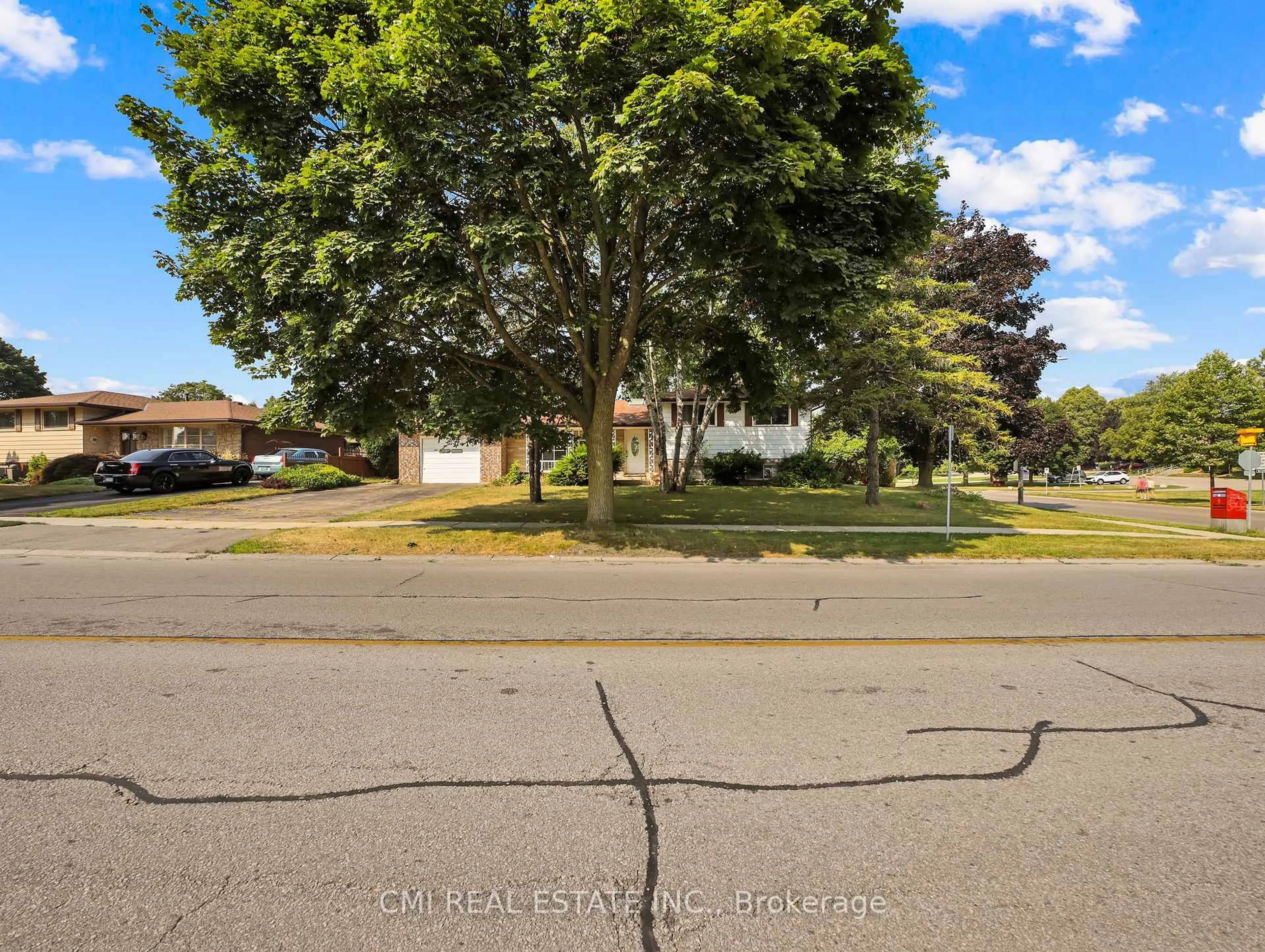 A pic from outside/outdoor area/front of a property/back of a property/a pic from drone, street for 74 Brier Park Rd, Brantford Ontario N3R 5T4