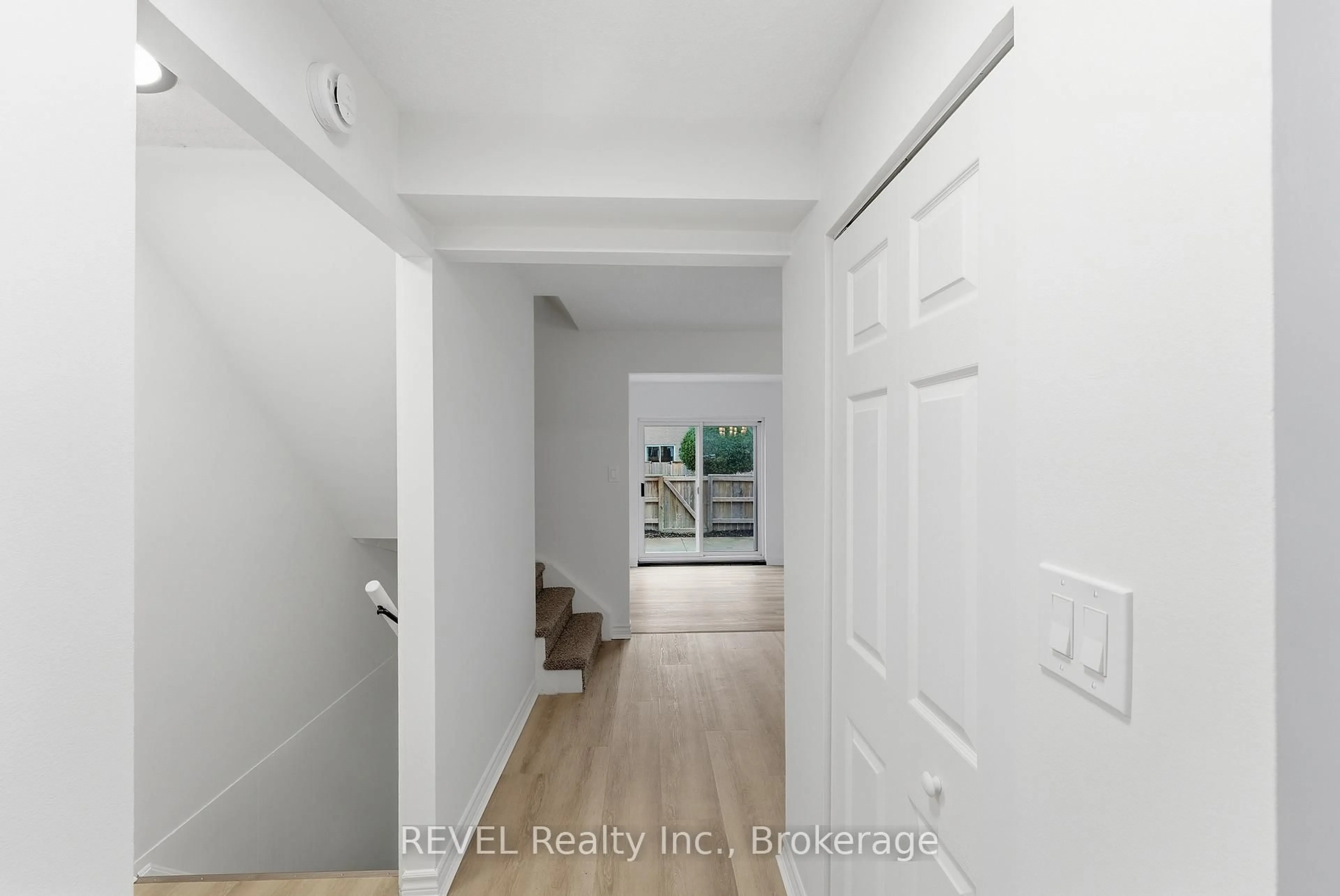 Indoor entryway for 151 Linwell Rd #15, St. Catharines Ontario L2N 6P3