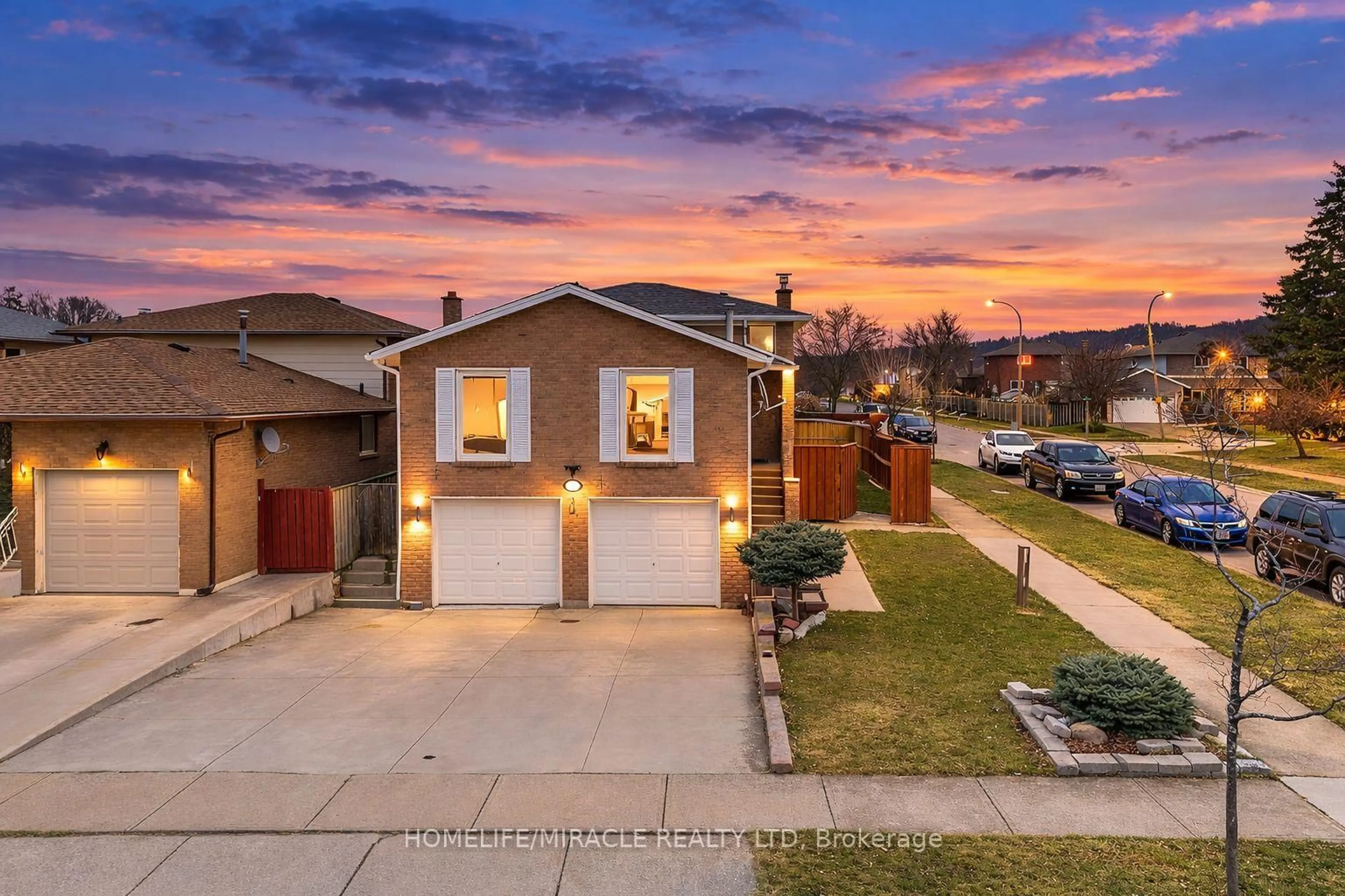 A pic from outside/outdoor area/front of a property/back of a property/a pic from drone, street for 2 Envoy Blvd, Hamilton Ontario L8G 4N1