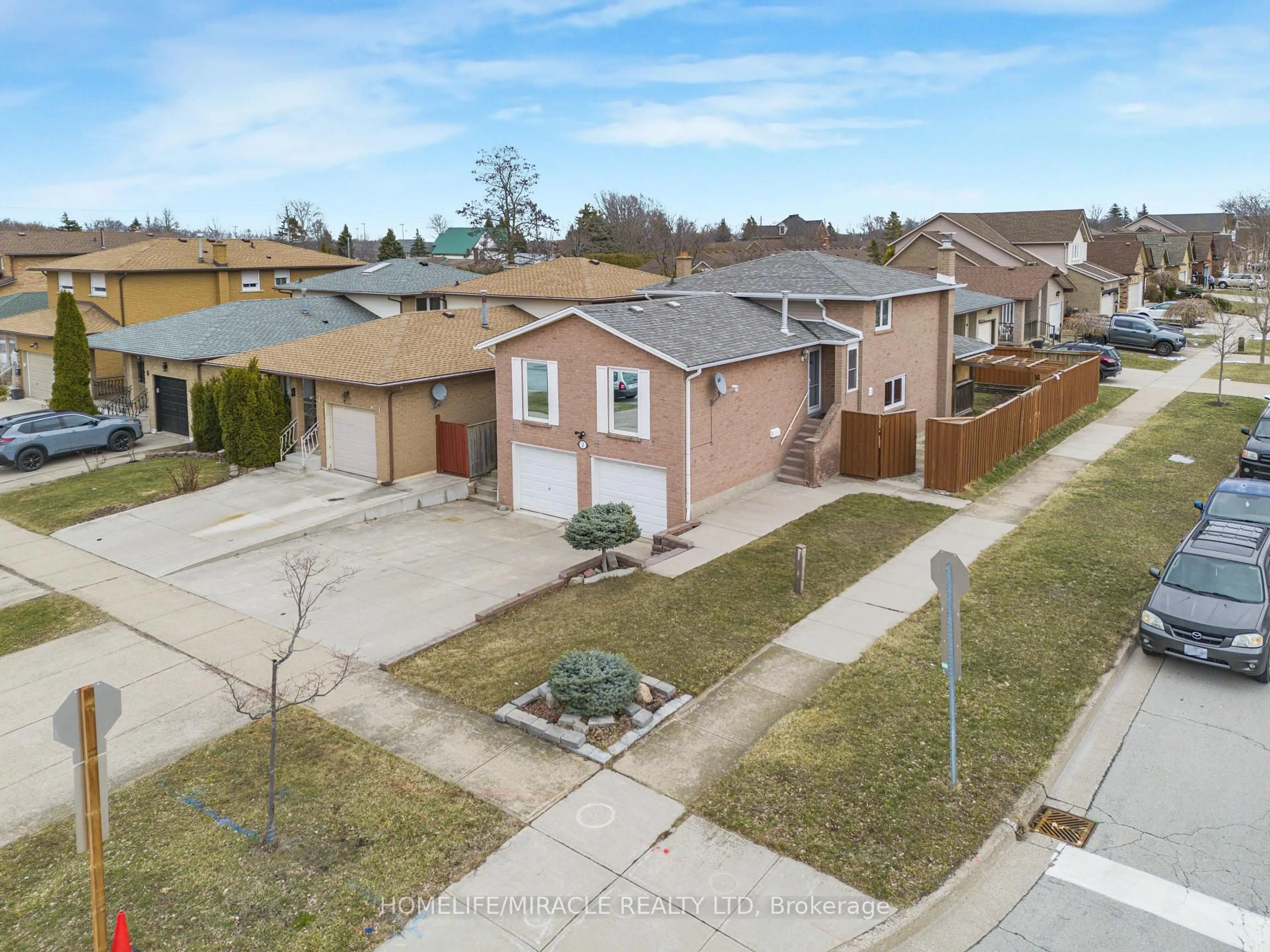 A pic from outside/outdoor area/front of a property/back of a property/a pic from drone, street for 2 Envoy Blvd, Hamilton Ontario L8G 4N1