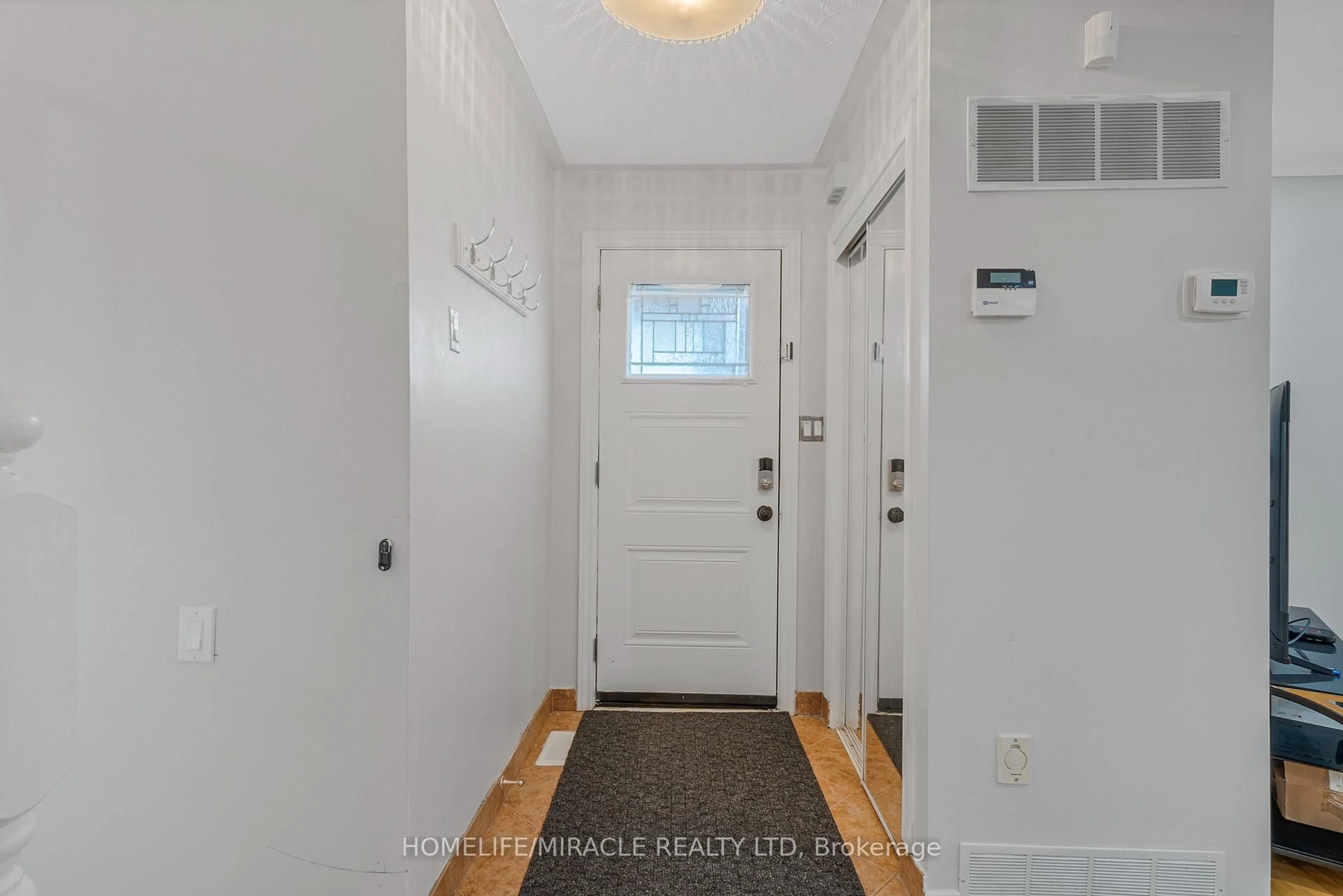 Indoor entryway for 2 Envoy Blvd, Hamilton Ontario L8G 4N1